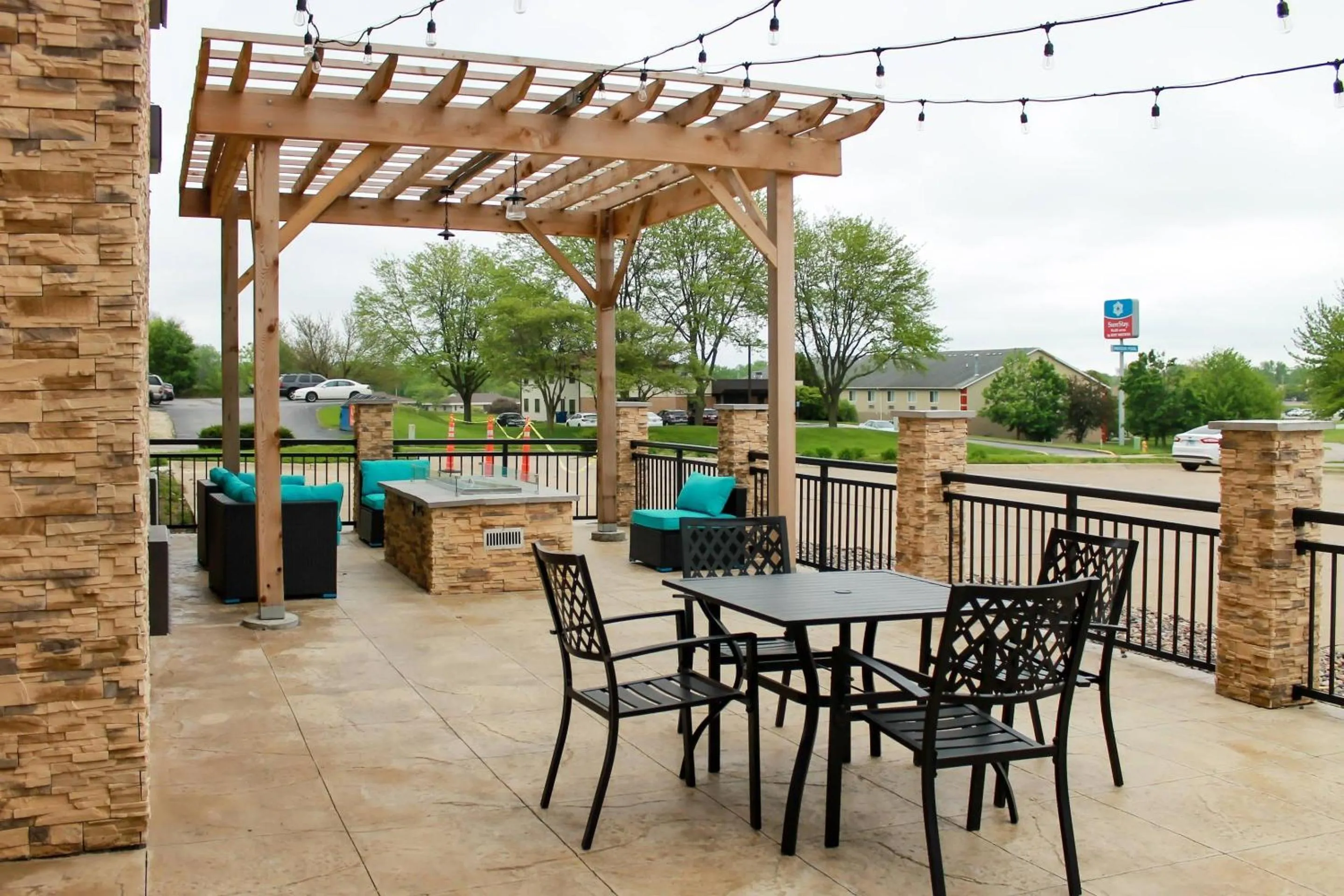 Property building in Clarion Pointe Bettendorf - Quad Cities