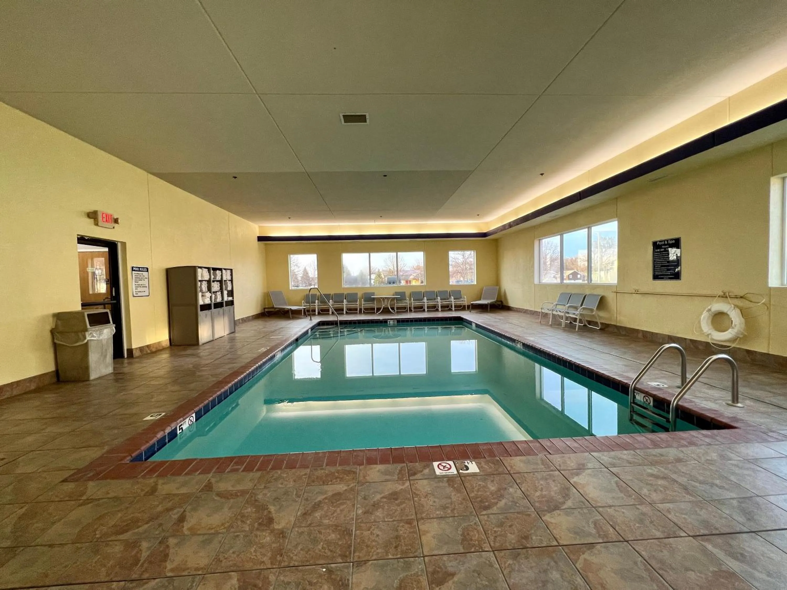 Swimming pool in Reston Inn & Suites