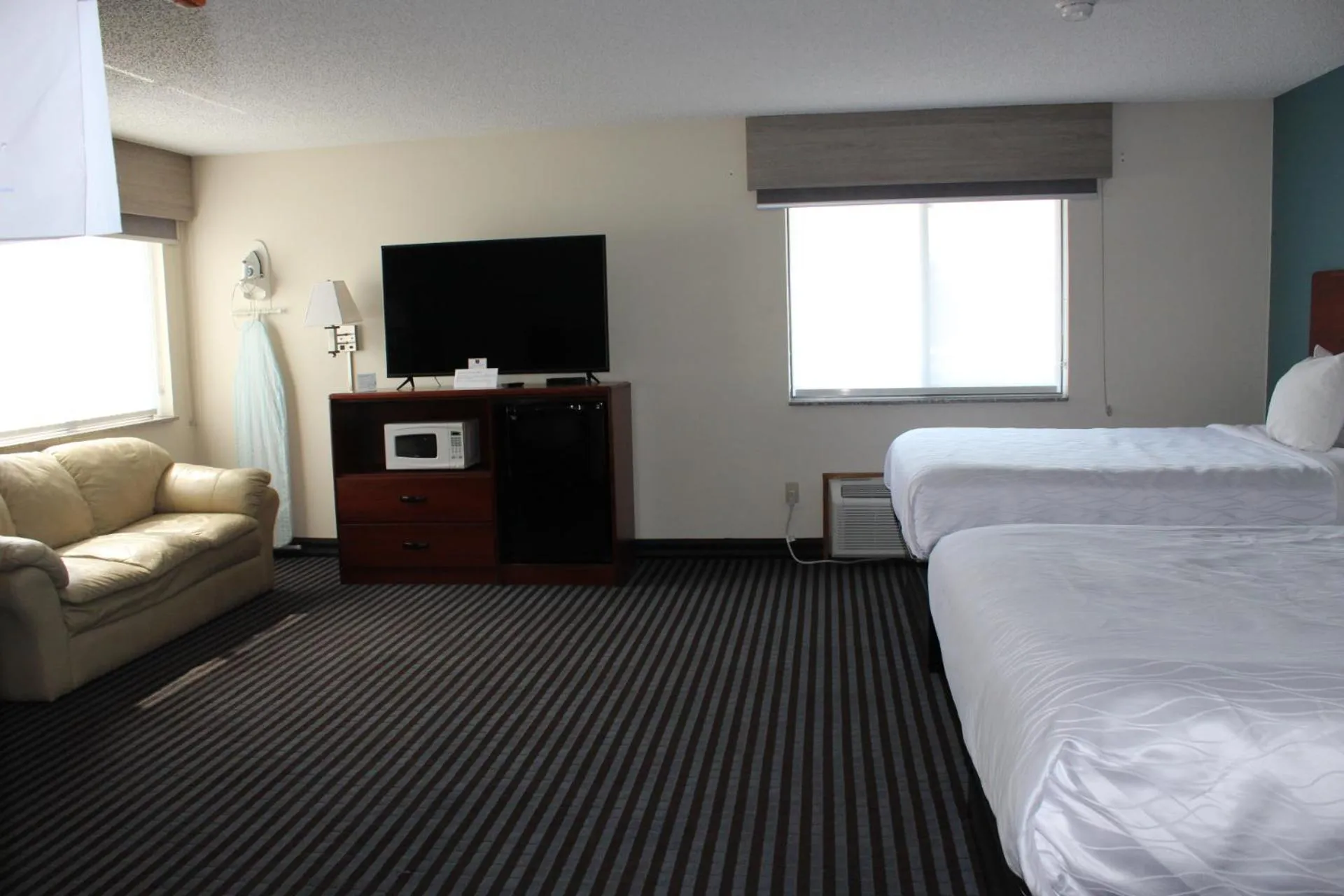 Bed in Reston Inn & Suites