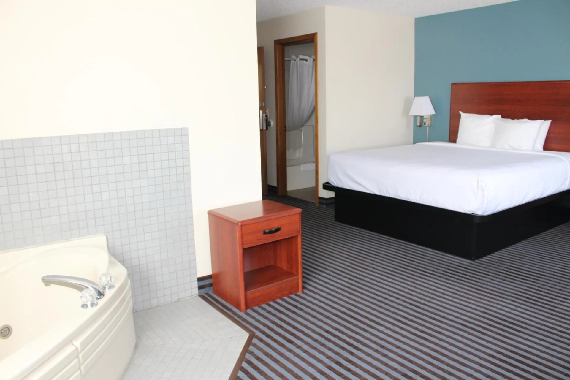 Bed in Reston Inn & Suites