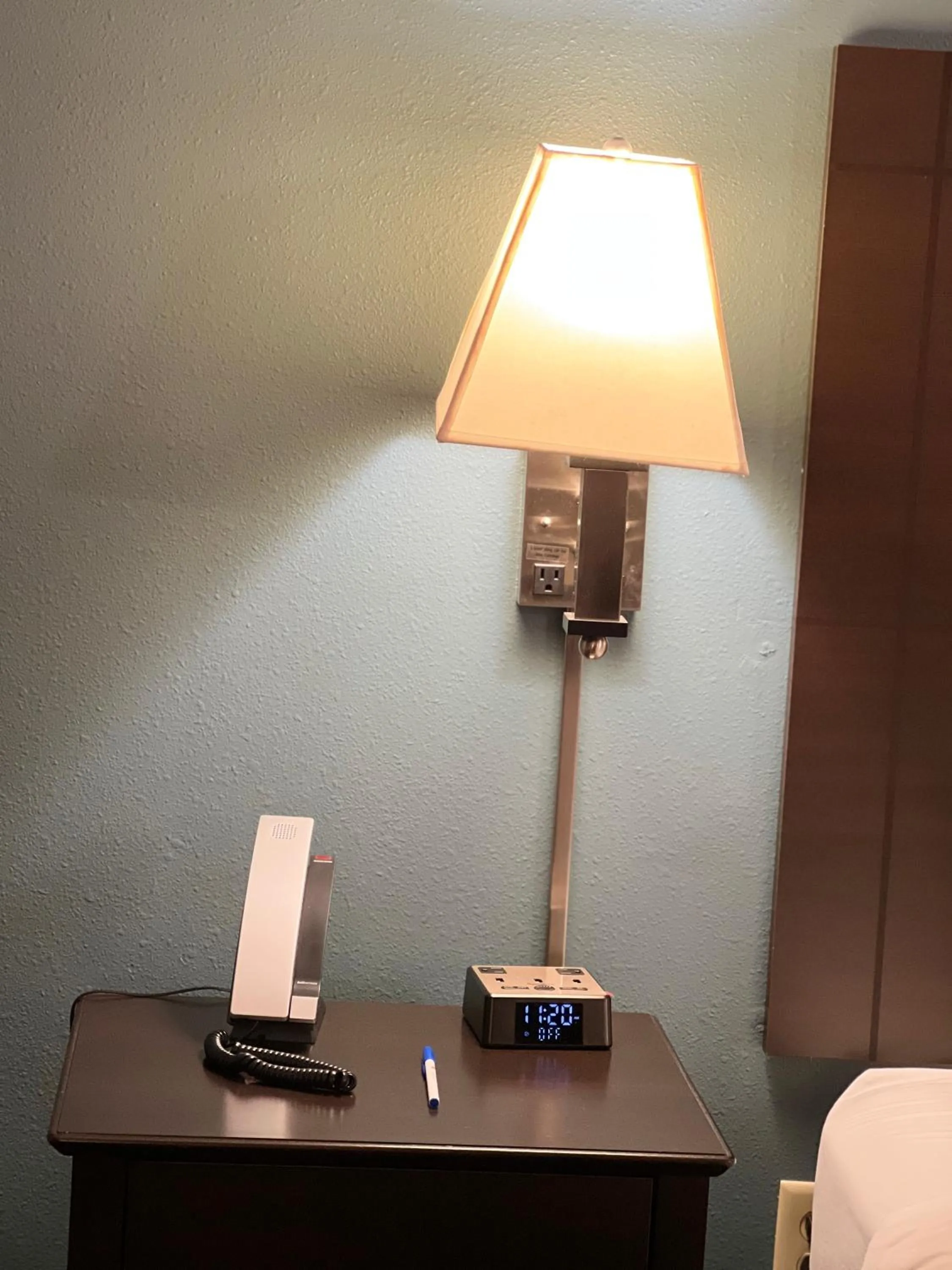 hair dresser in Reston Inn & Suites