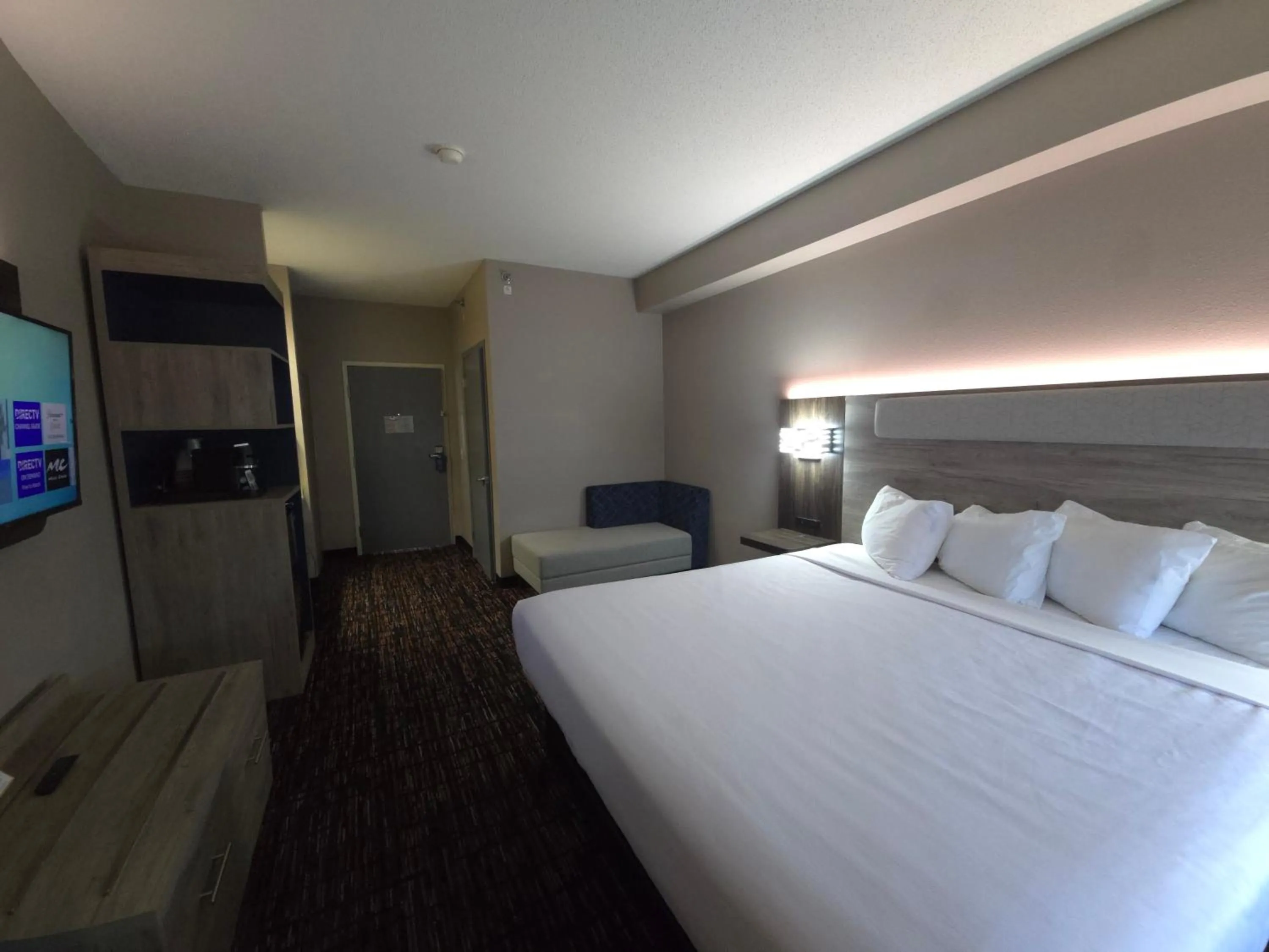 Bed in Reston Inn & Suites
