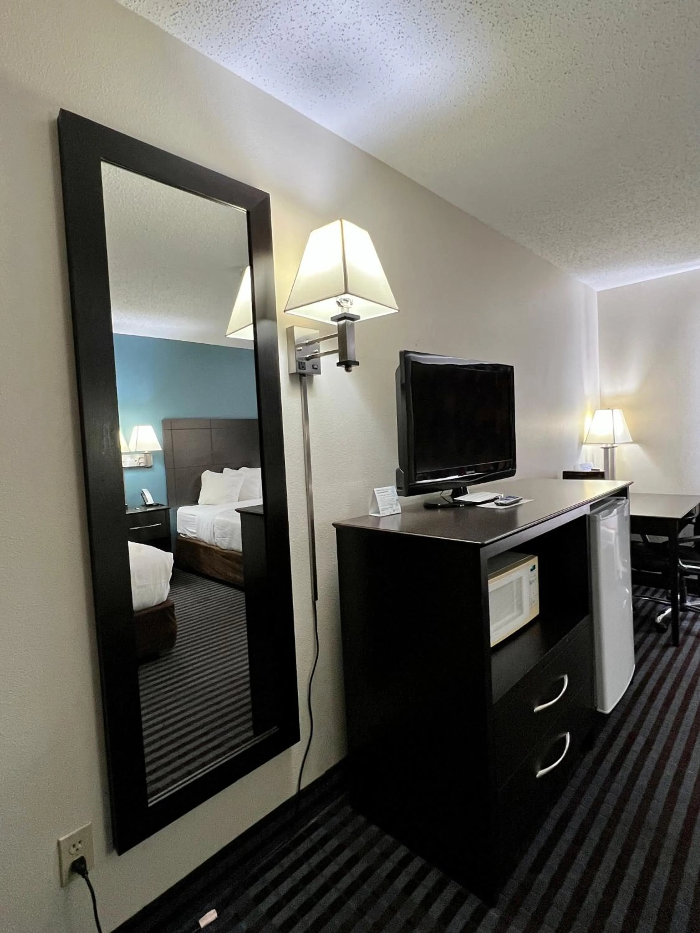 hair dresser, Bed in Reston Inn & Suites