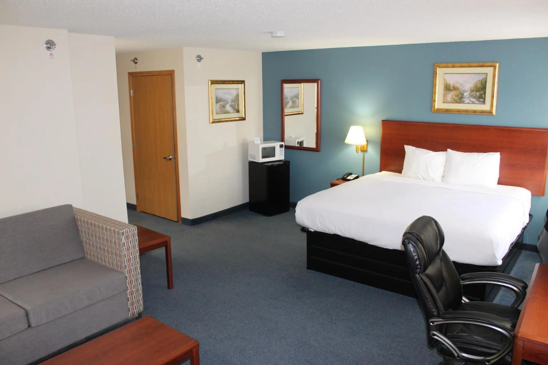 Bed in Reston Inn & Suites