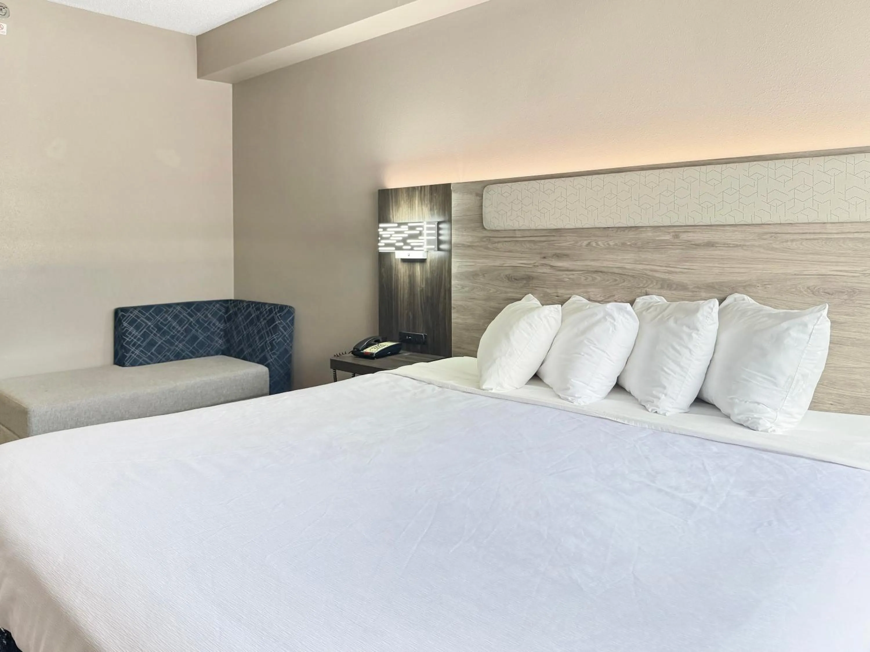 Bed in Reston Inn & Suites