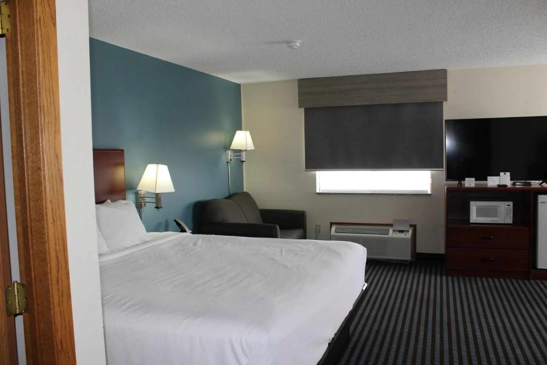 Bed in Reston Inn & Suites