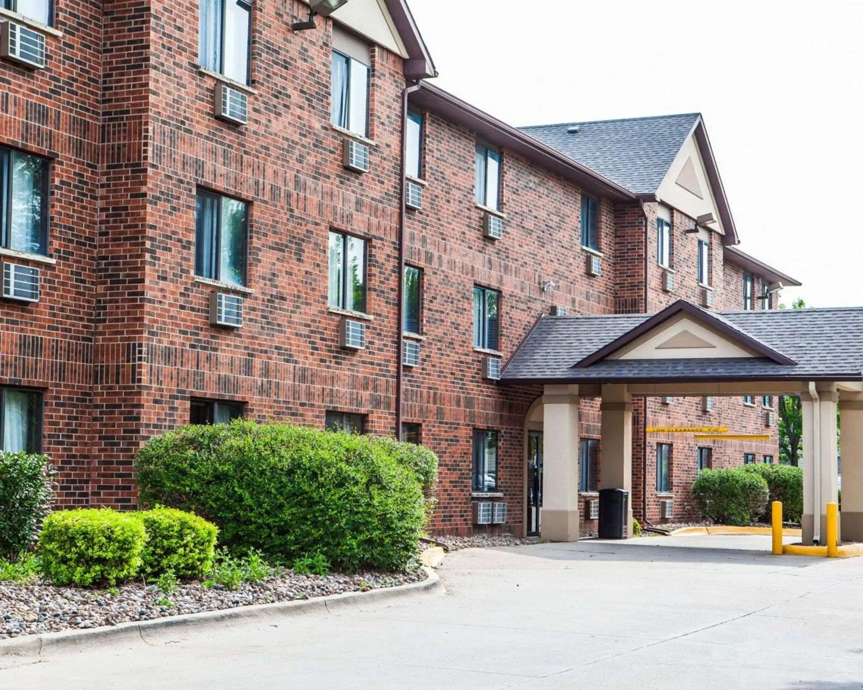 Property building in Quality Inn & Suites Ankeny-Des Moines Property building in Quality Inn & Suites Ankeny-Des Moines