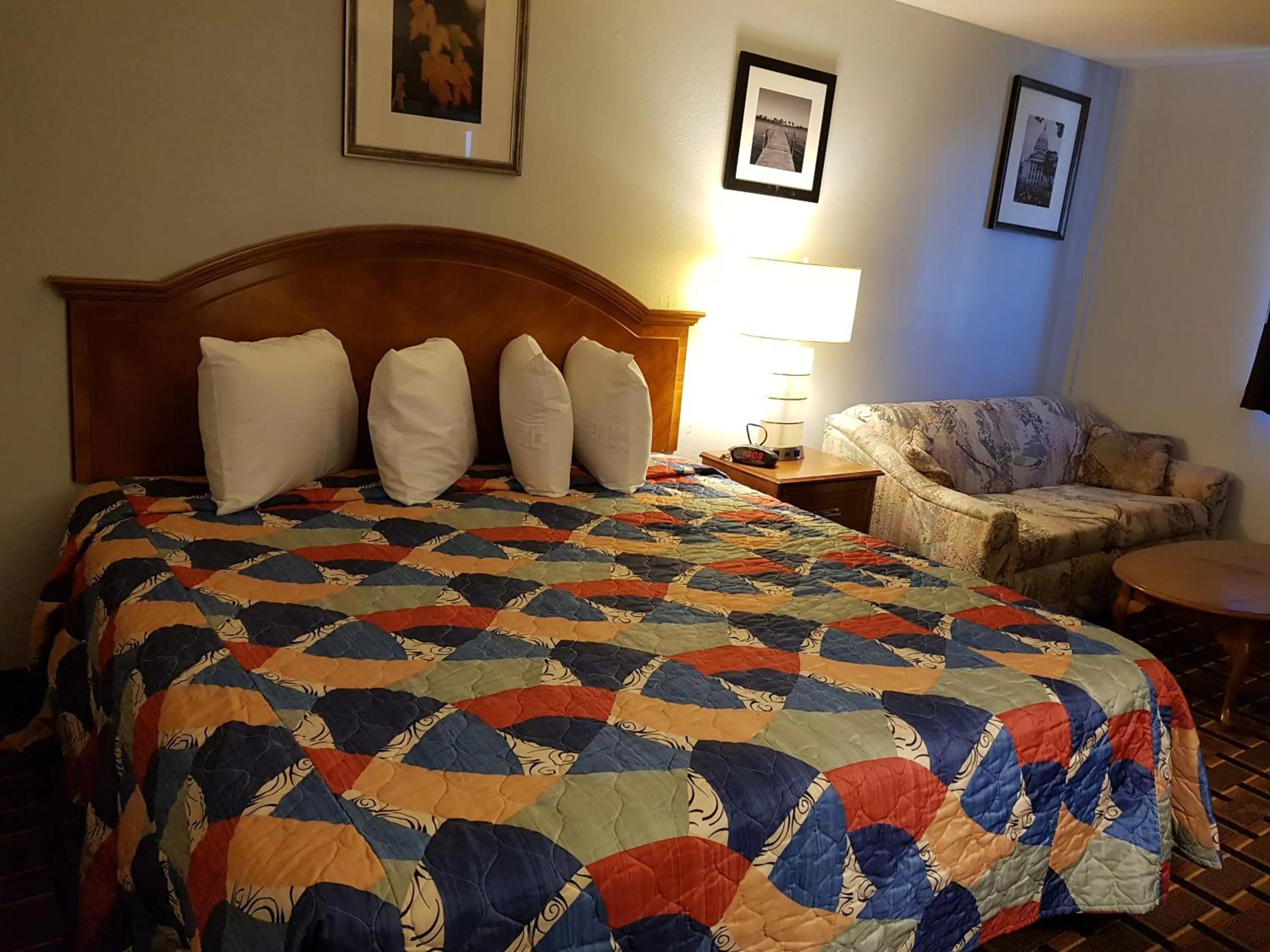 Bed in Le Mars Inn and Suites