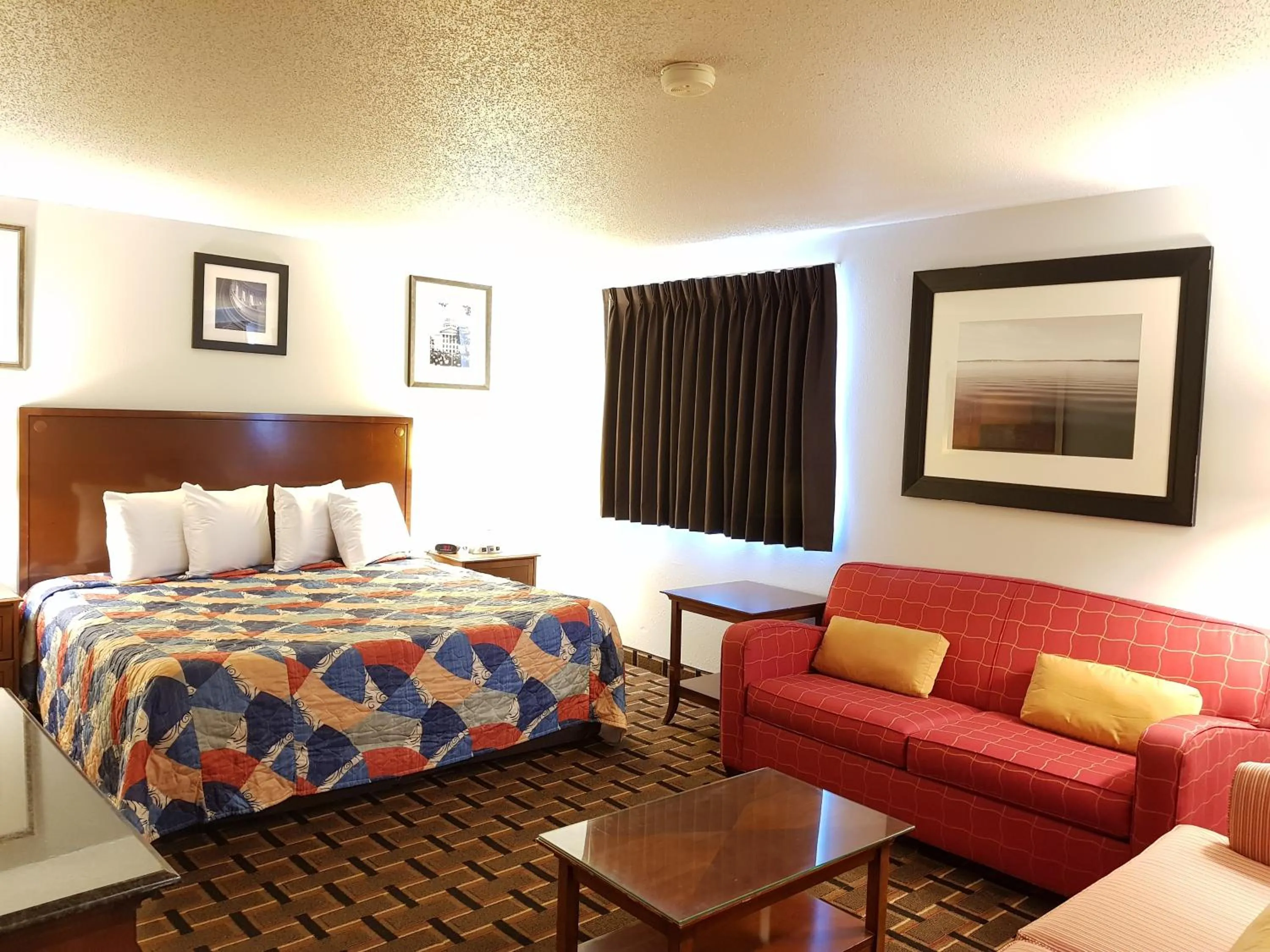 Bed in Le Mars Inn and Suites