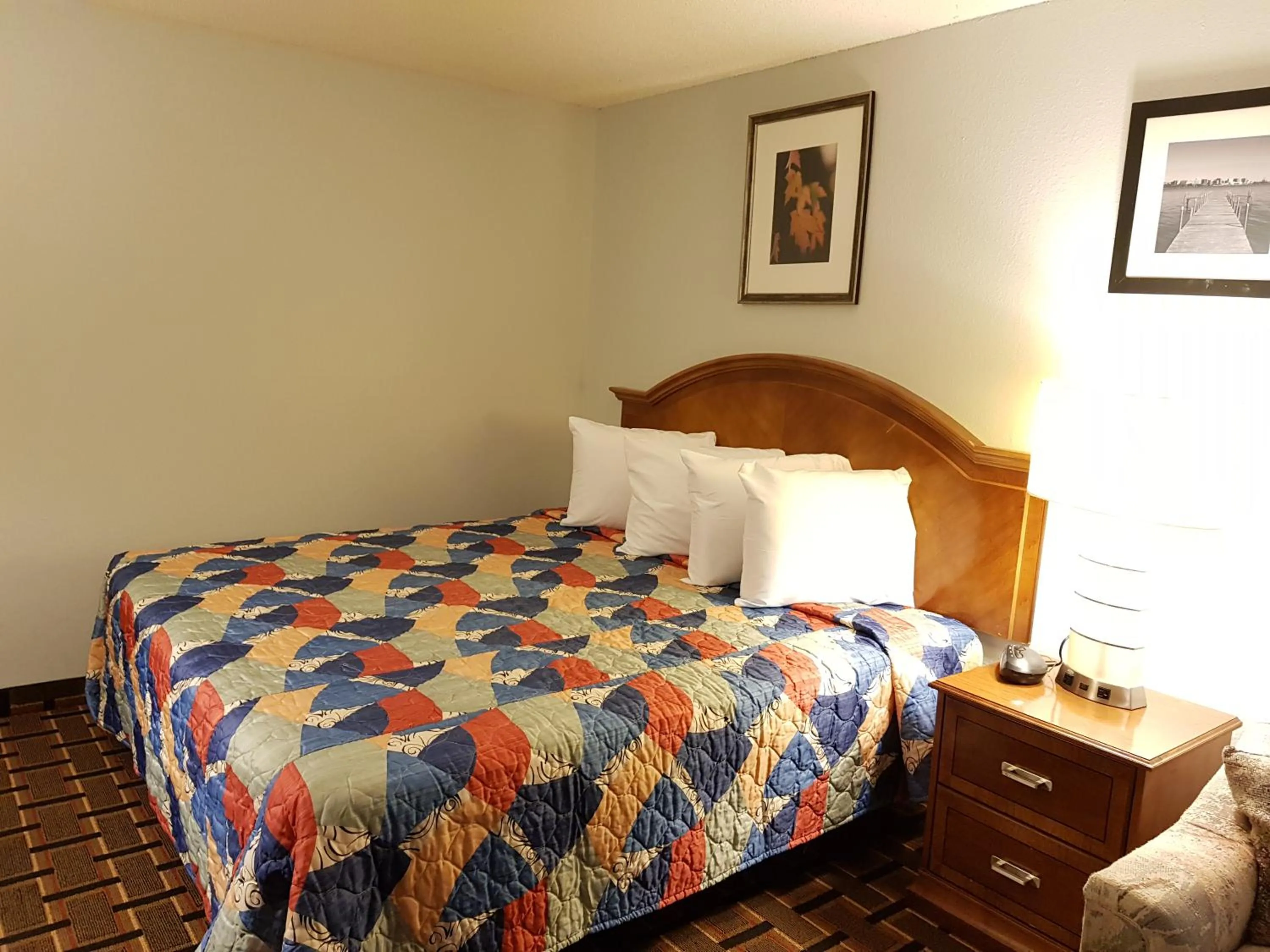 Bed in Le Mars Inn and Suites