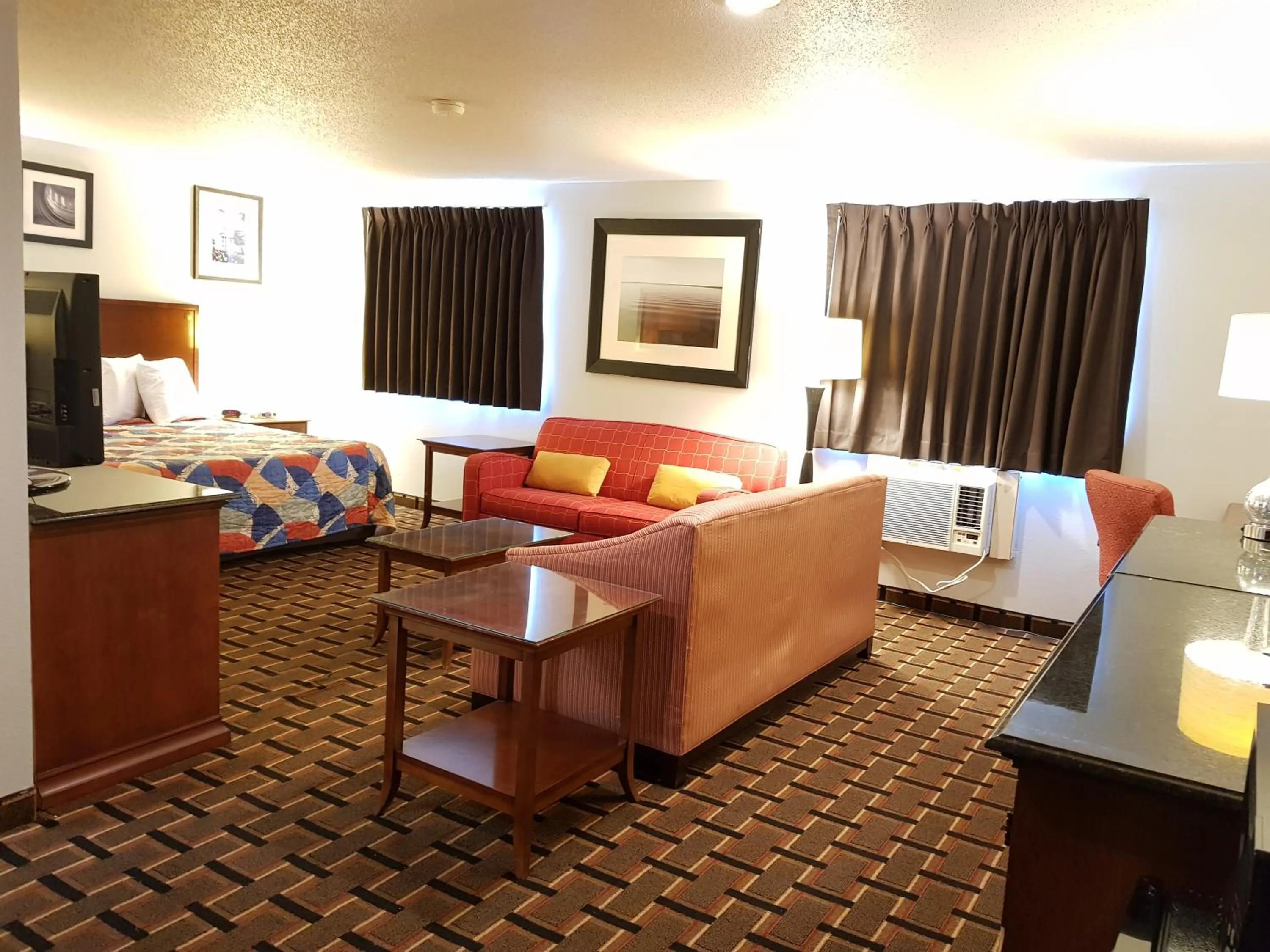 Bed in Le Mars Inn and Suites