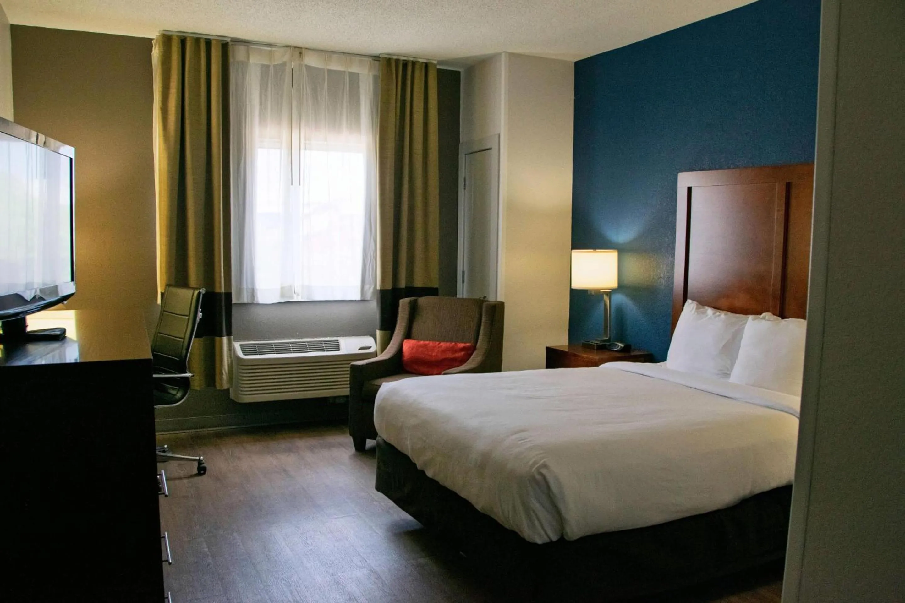 Bedroom, Bed in Comfort Inn & Suites Coralville - Iowa City near Iowa River Landing