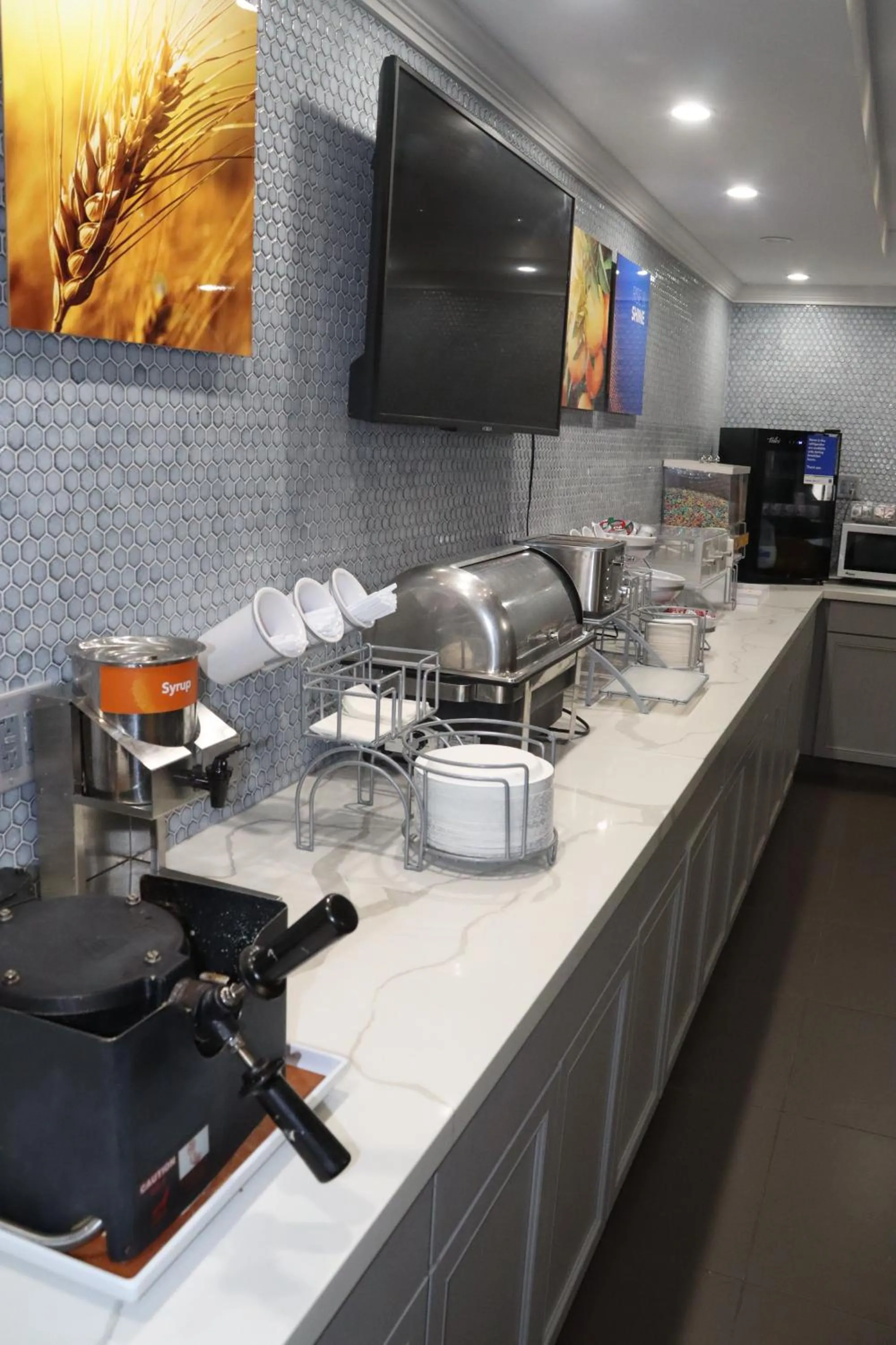 Food and drinks in Comfort Inn & Suites Coralville - Iowa City near Iowa River Landing