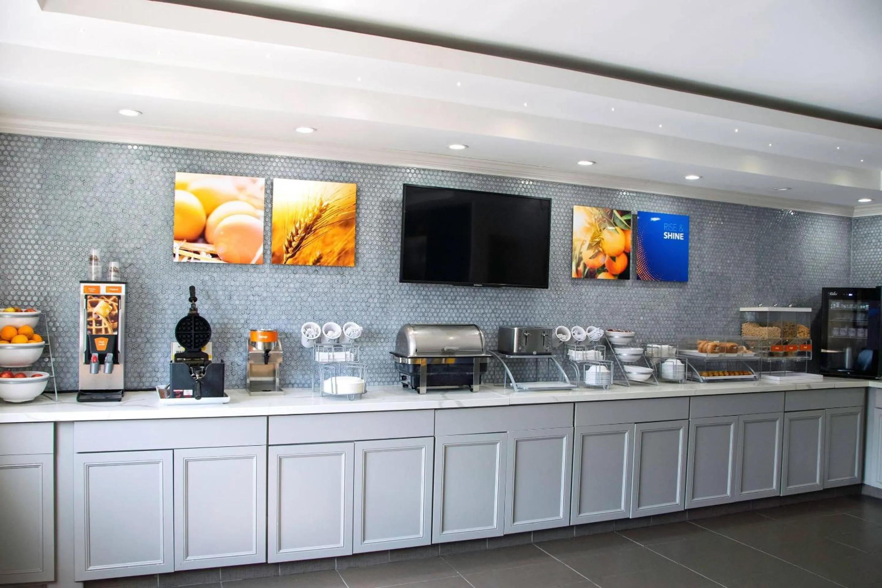 Breakfast in Comfort Inn & Suites Coralville - Iowa City near Iowa River Landing