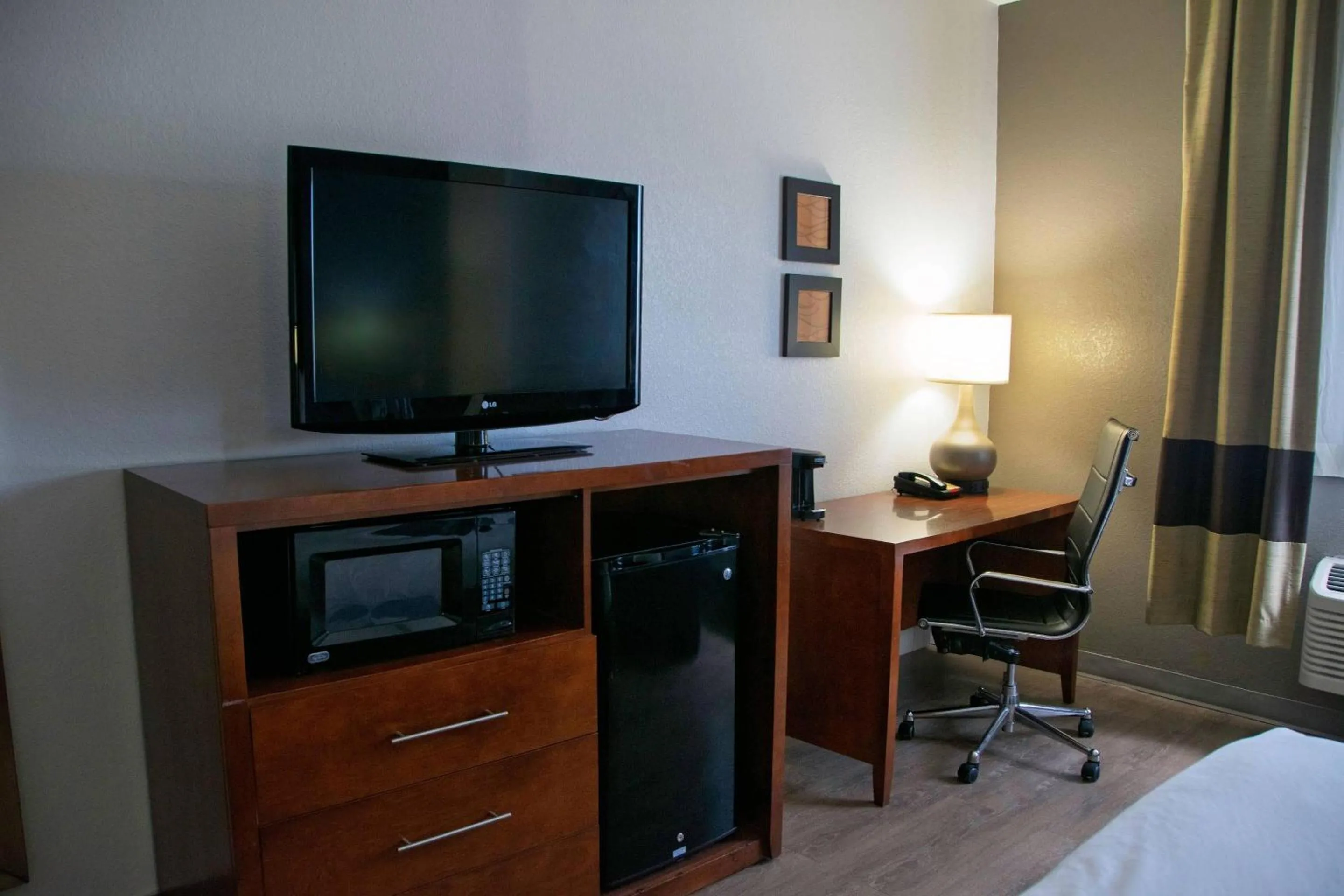 Bedroom, Bed in Comfort Inn & Suites Coralville - Iowa City near Iowa River Landing