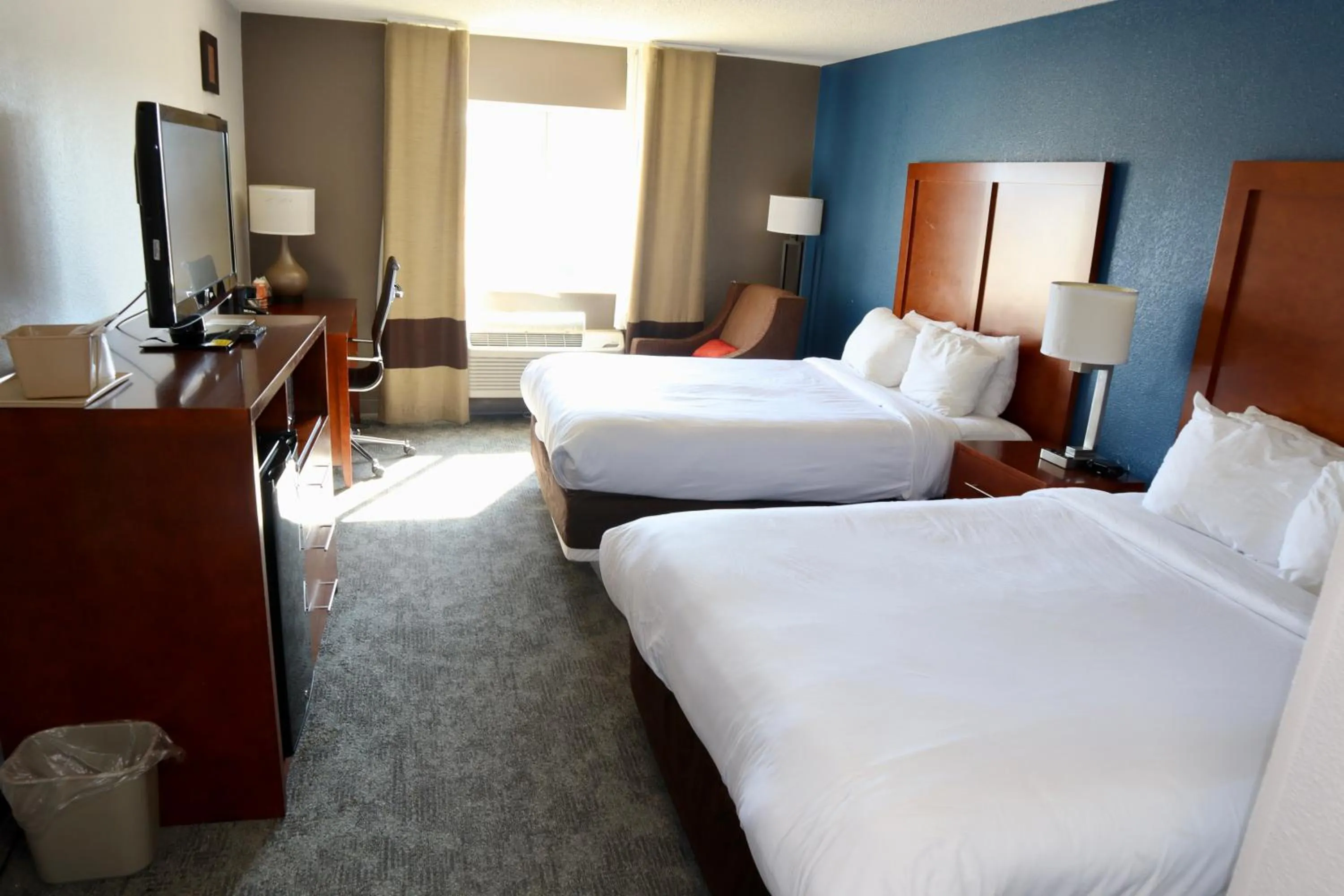 Photo of the whole room, Bed in Comfort Inn & Suites Coralville - Iowa City near Iowa River Landing