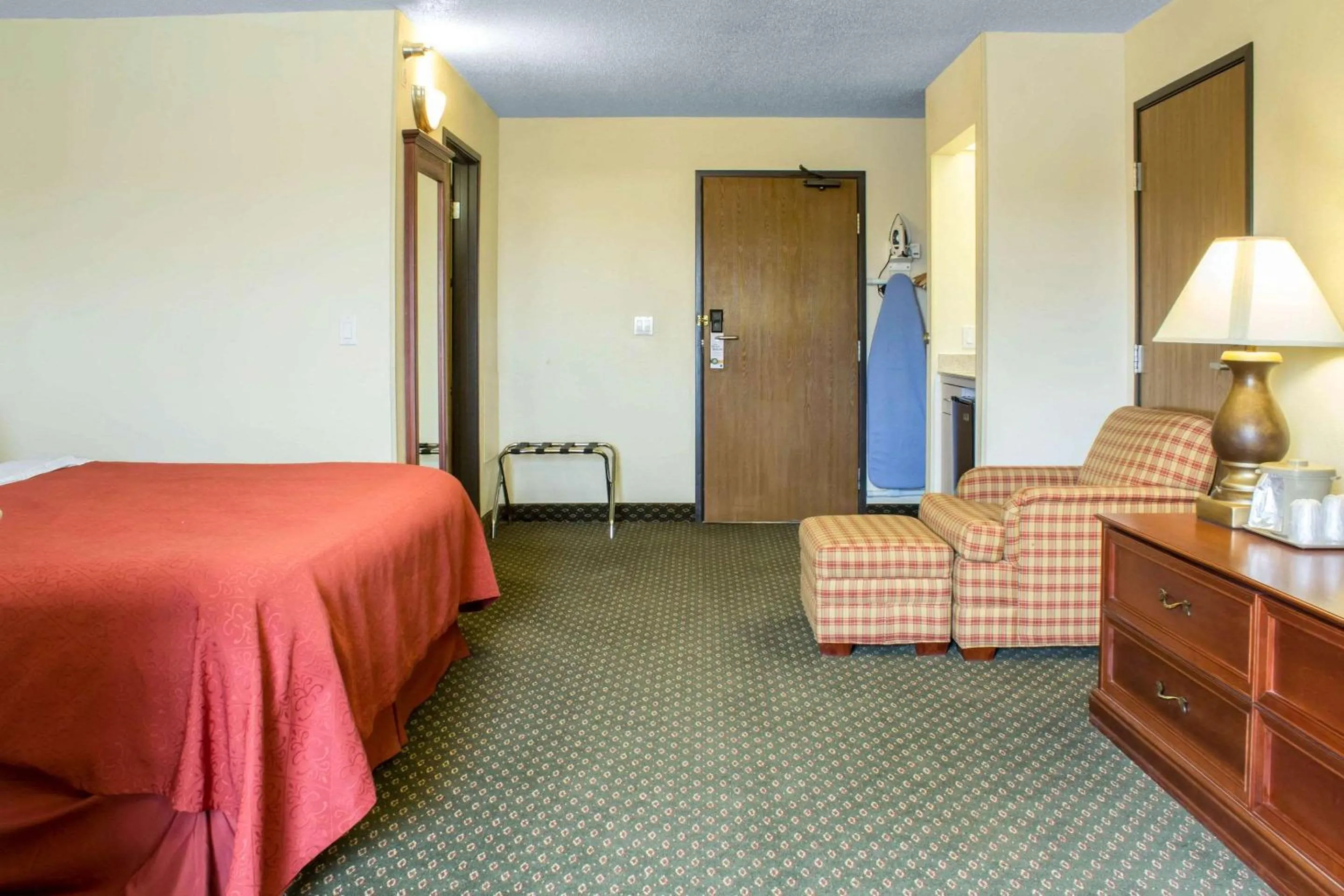 Photo of the whole room, Bed in Quality Inn & Suites Sioux City Southeast