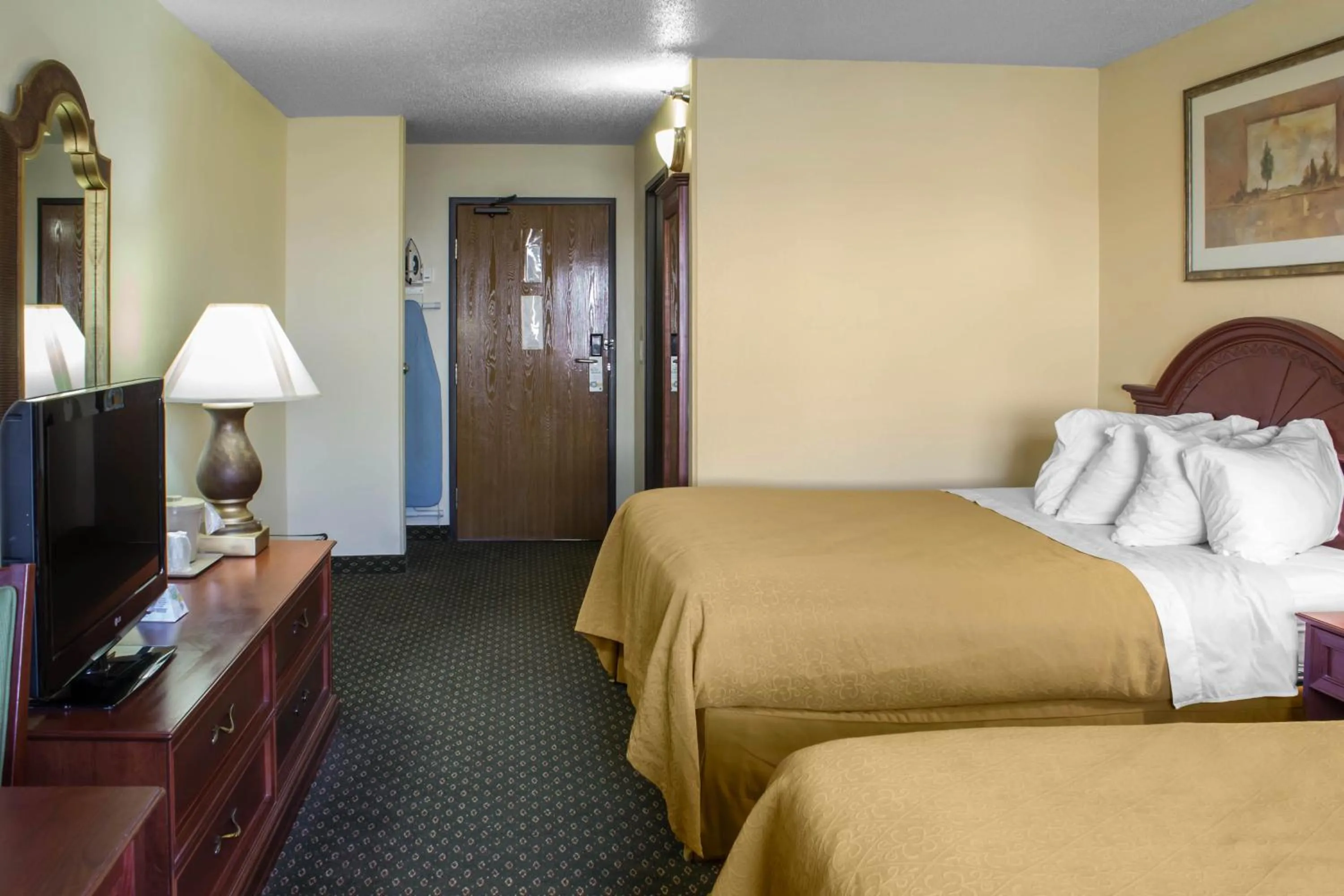 Bed in Quality Inn & Suites Sioux City Southeast