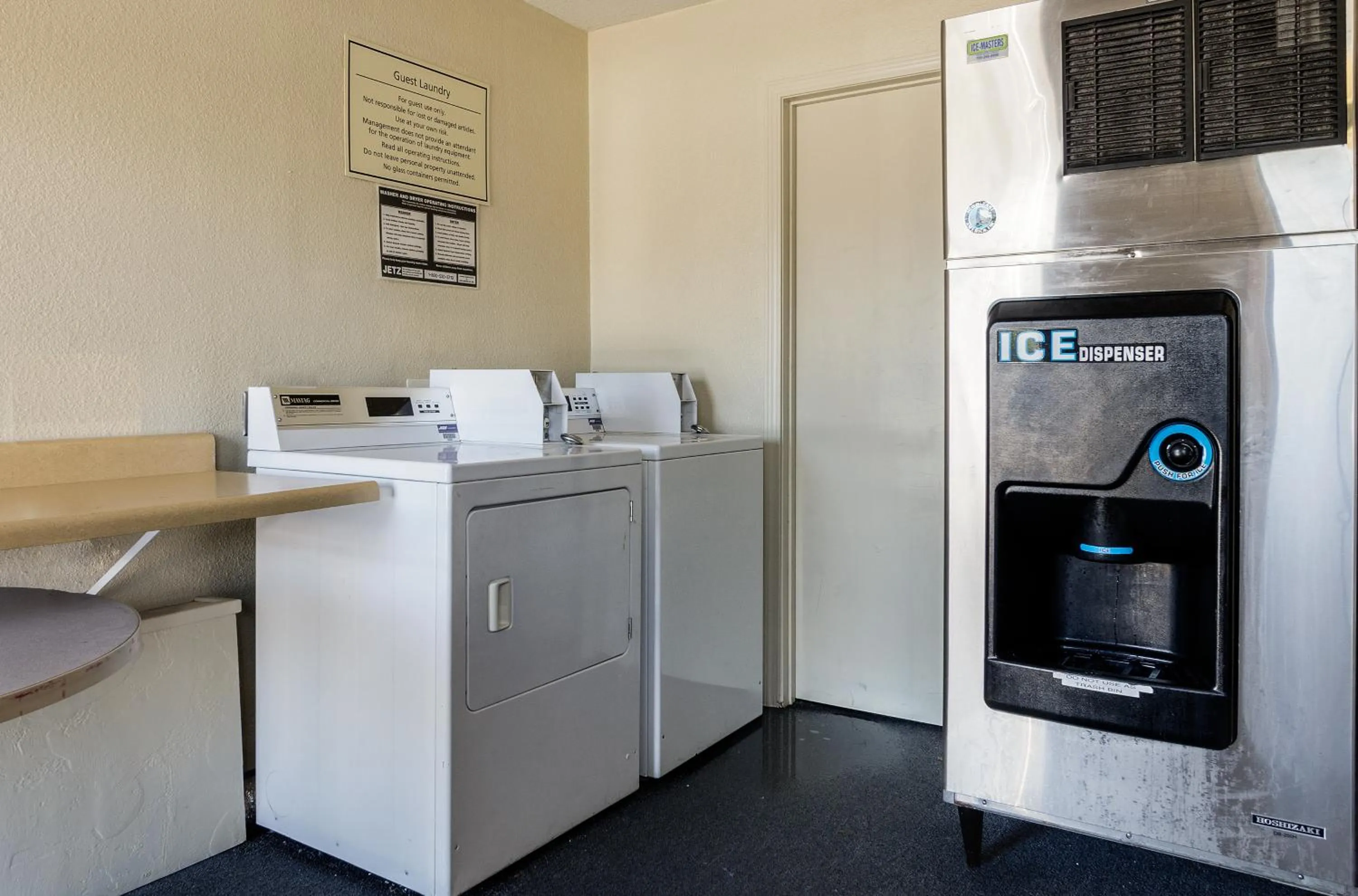 oven in Quality Inn & Suites Sioux City Southeast