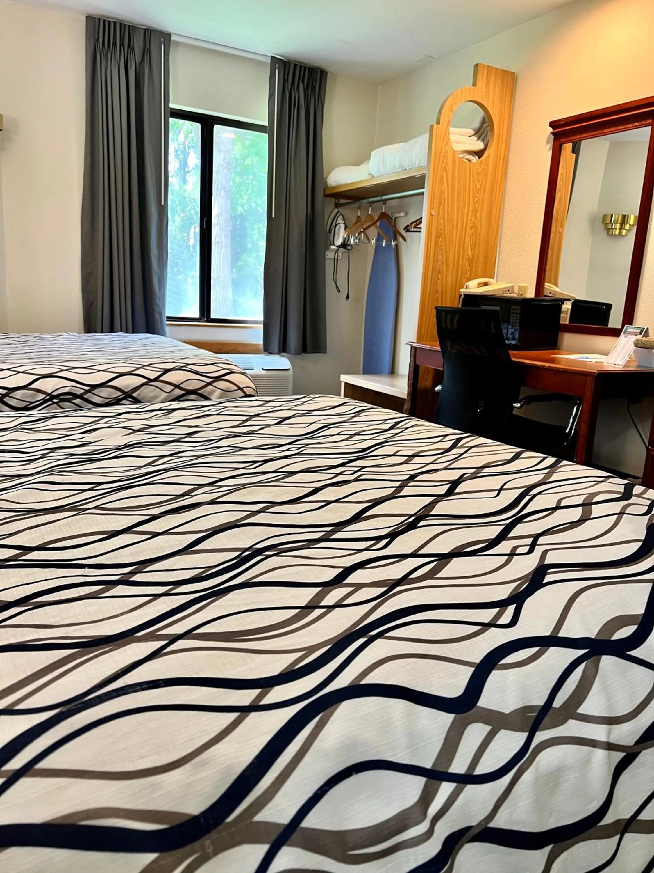 Bedroom, Bed in Rodeway Inn Boise Airport