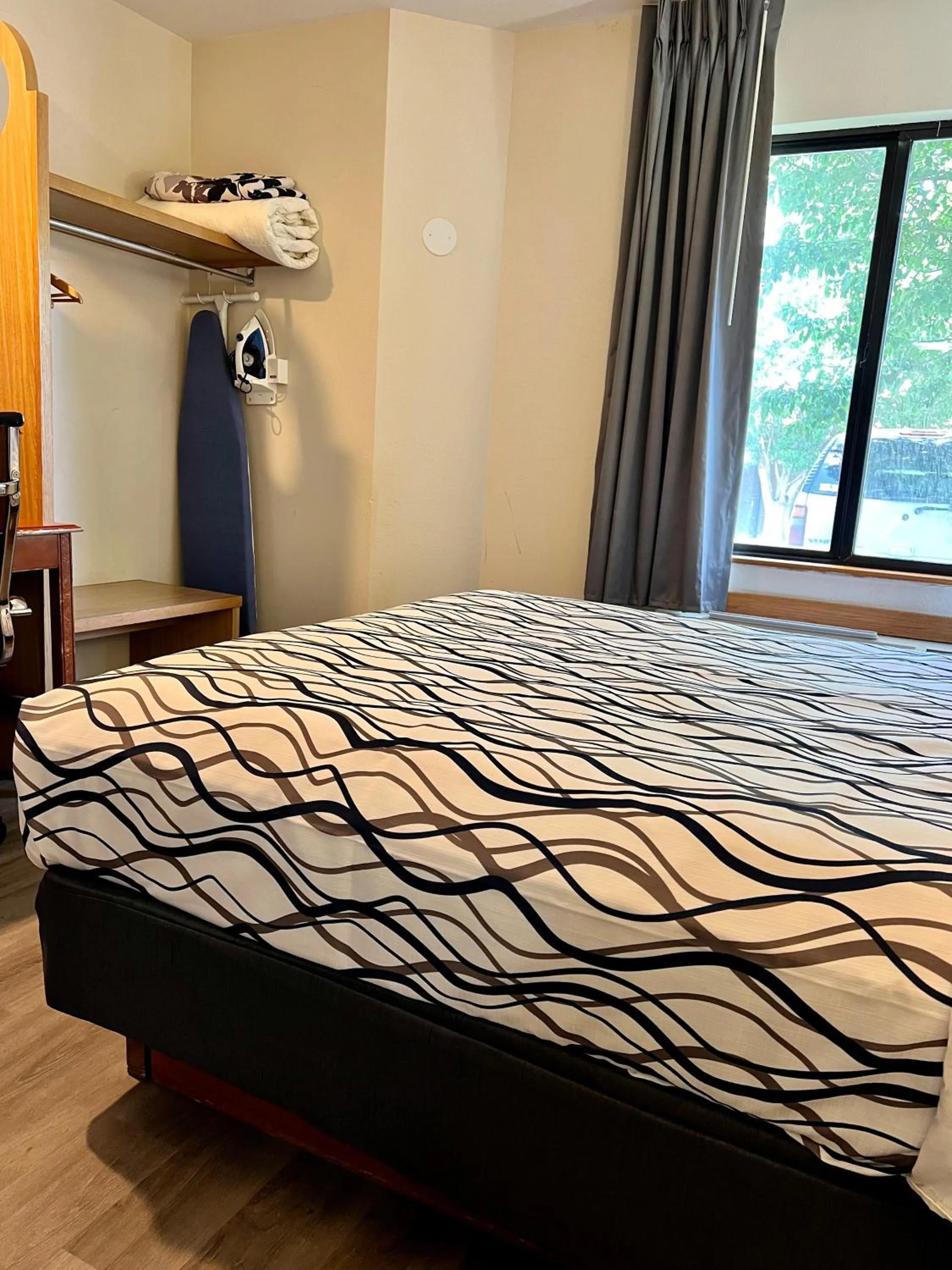 Bed in Rodeway Inn Boise Airport