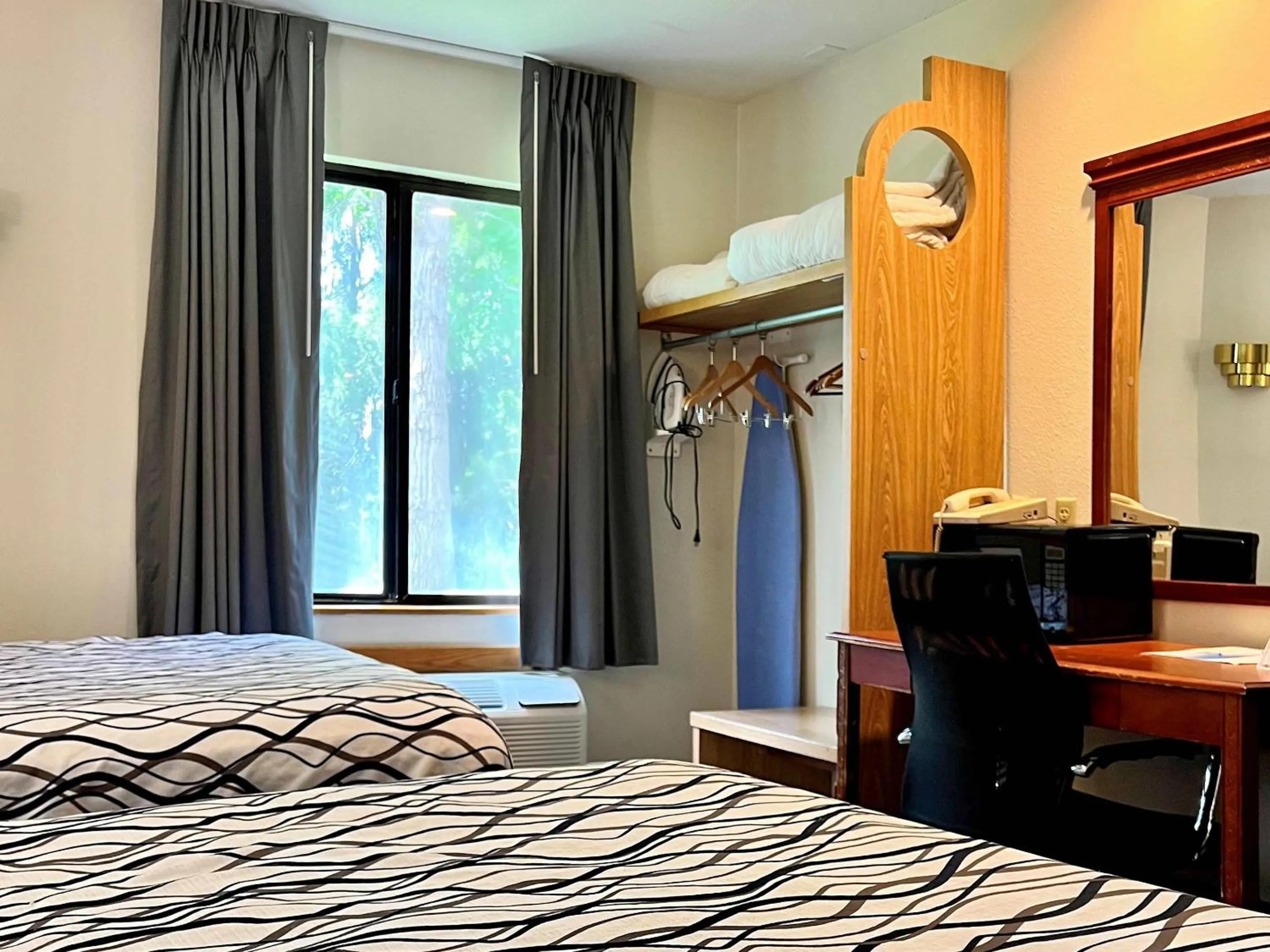 Bedroom, Bed in Rodeway Inn Boise Airport