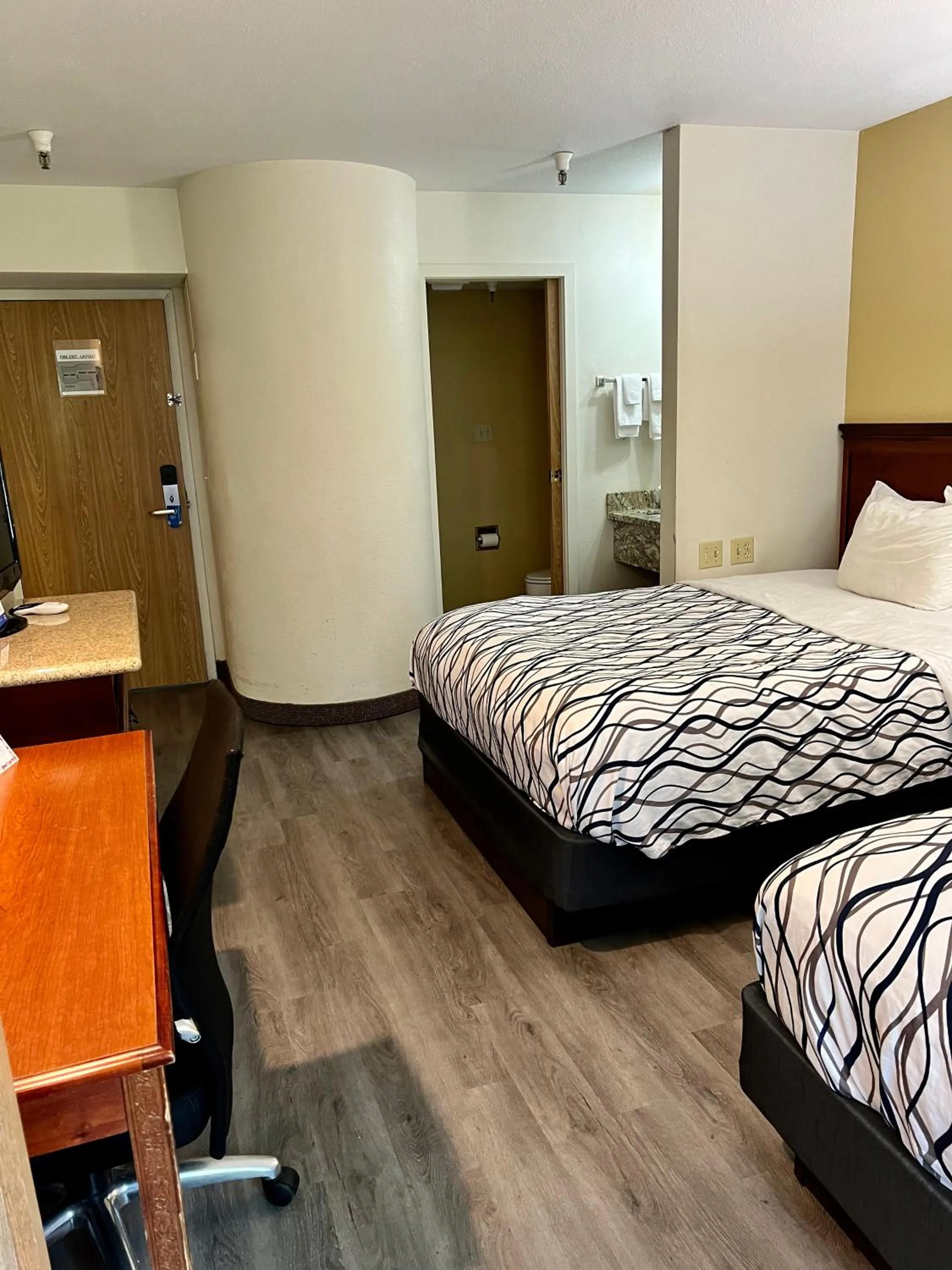 Photo of the whole room, Bed in Rodeway Inn Boise Airport