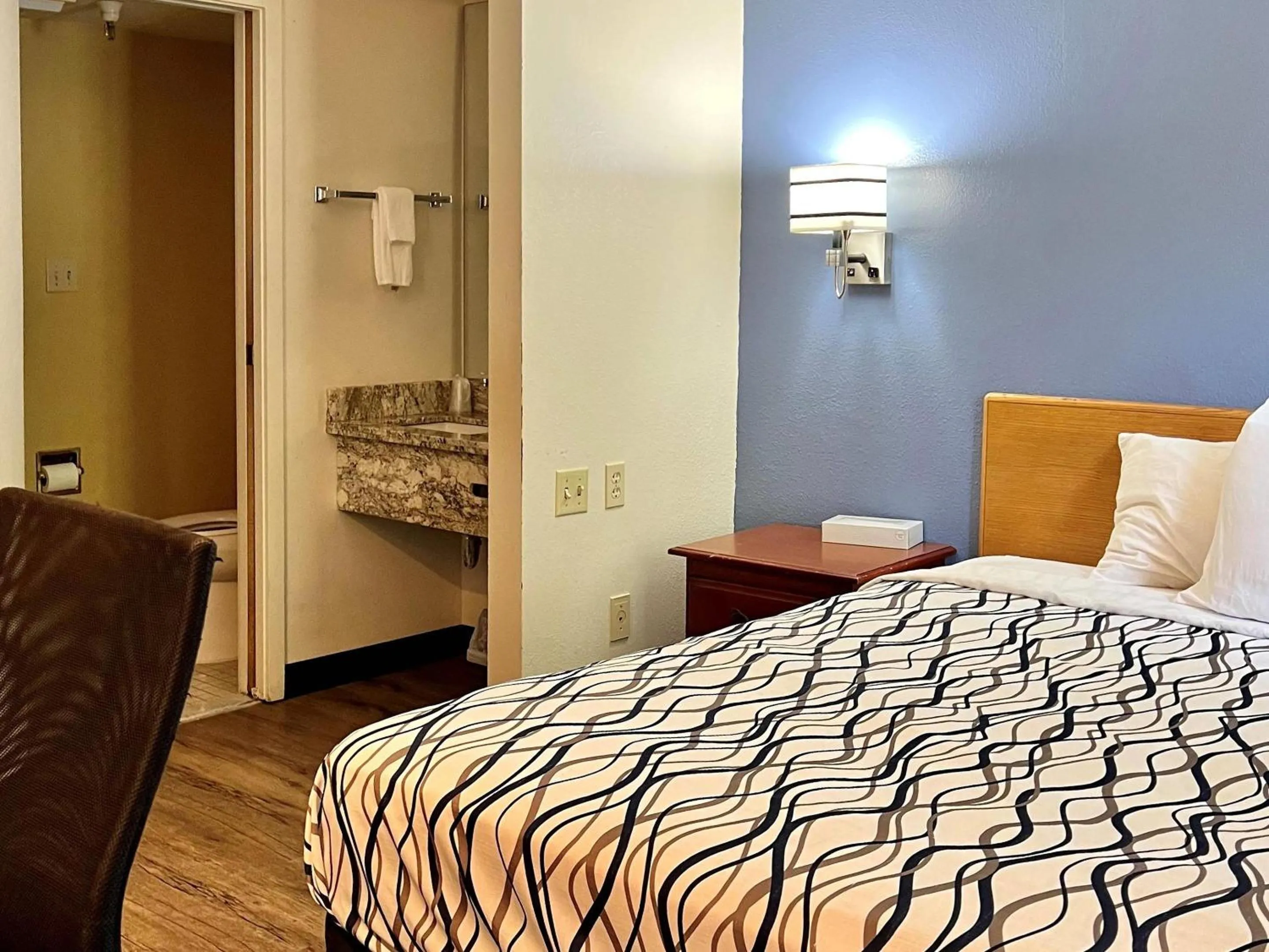 Bedroom, Bed in Rodeway Inn Boise Airport