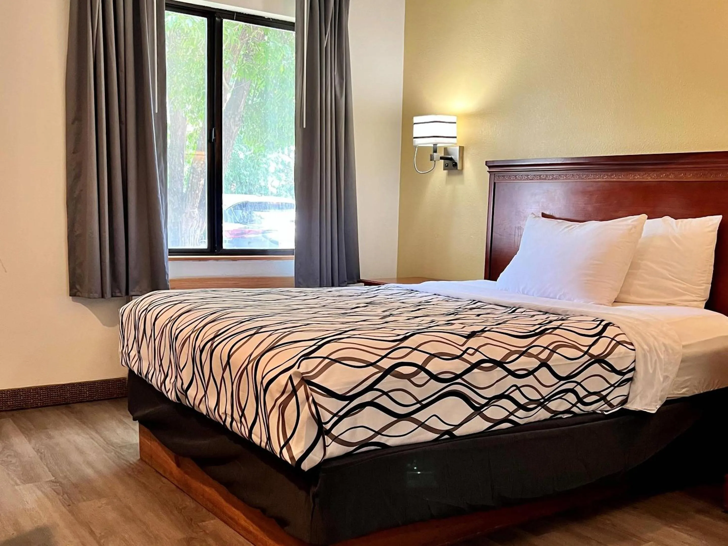 Bedroom, Bed in Rodeway Inn Boise Airport