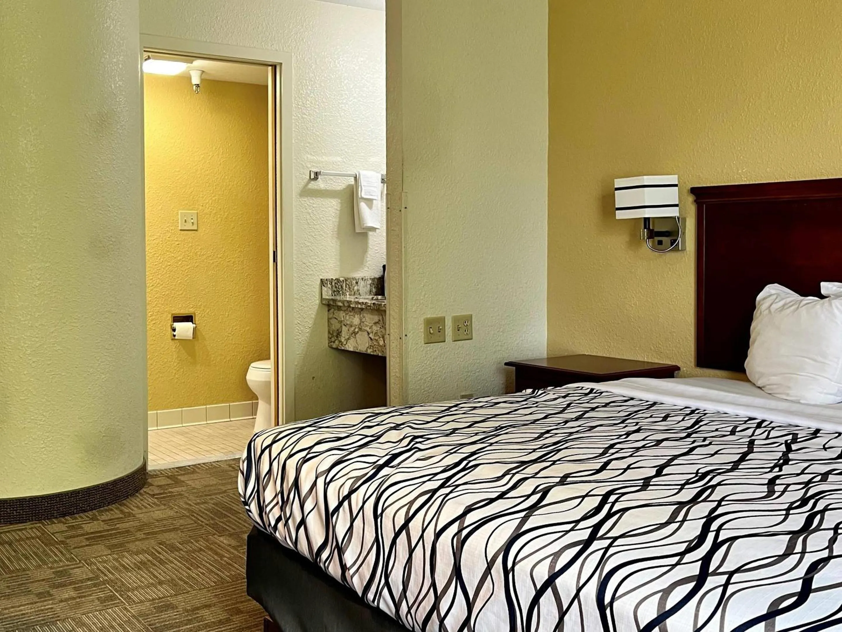 Bedroom, Bed in Rodeway Inn Boise Airport