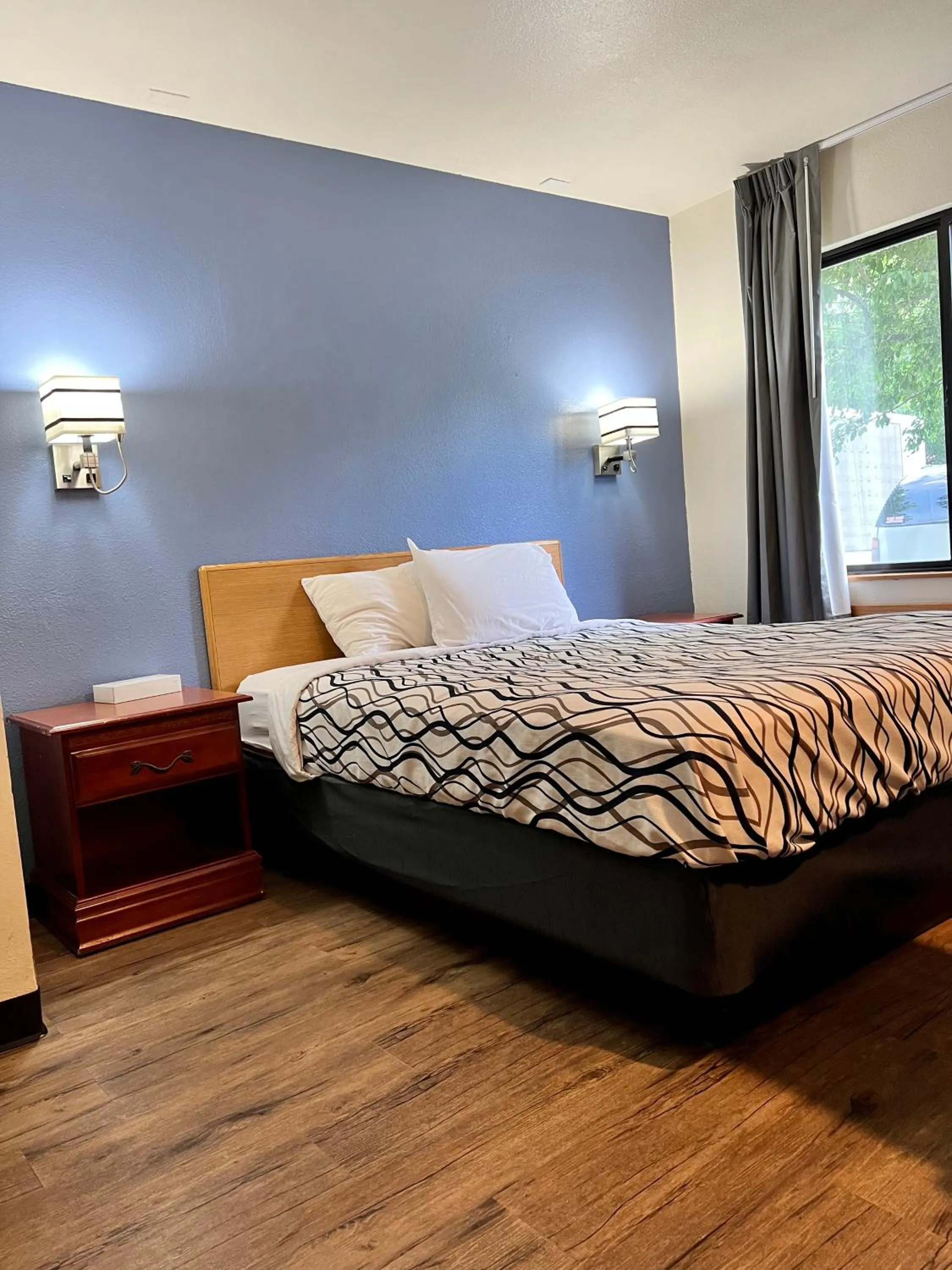 Bedroom, Bed in Rodeway Inn Boise Airport