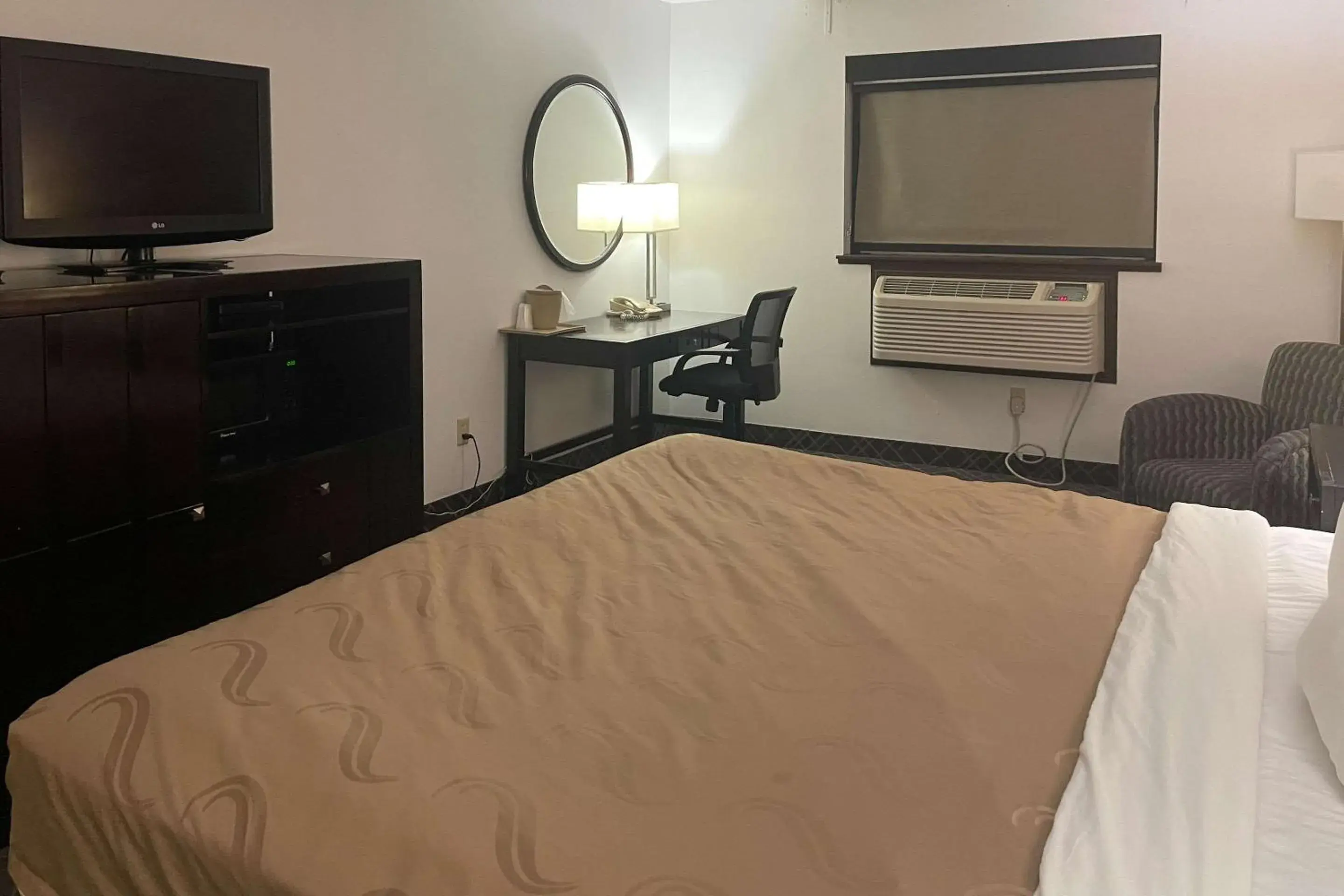 Bedroom, Bed in Quality Inn Post Falls - Coeur d'Alene Bedroom, Bed in Quality Inn Post Falls - Coeur d'Alene