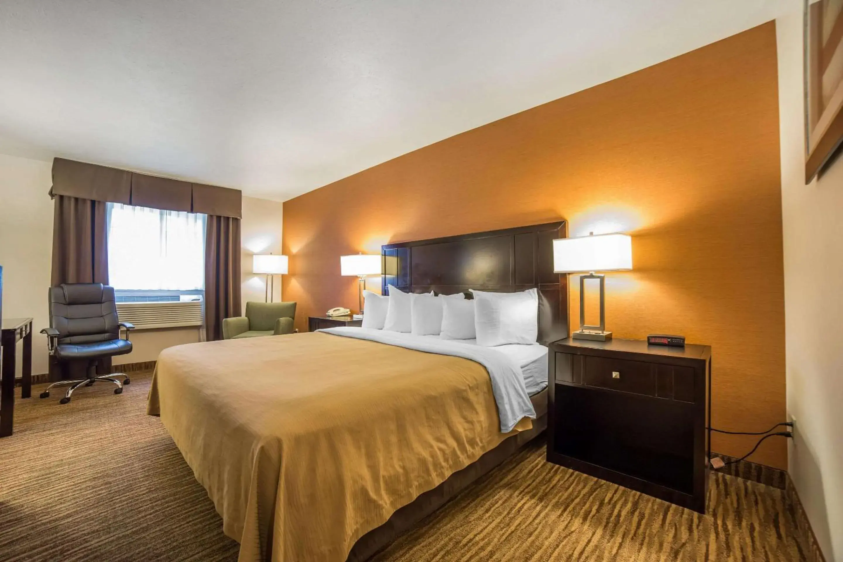 Bedroom, Bed in Quality Inn Post Falls - Coeur d'Alene Bedroom, Bed in Quality Inn Post Falls - Coeur d'Alene