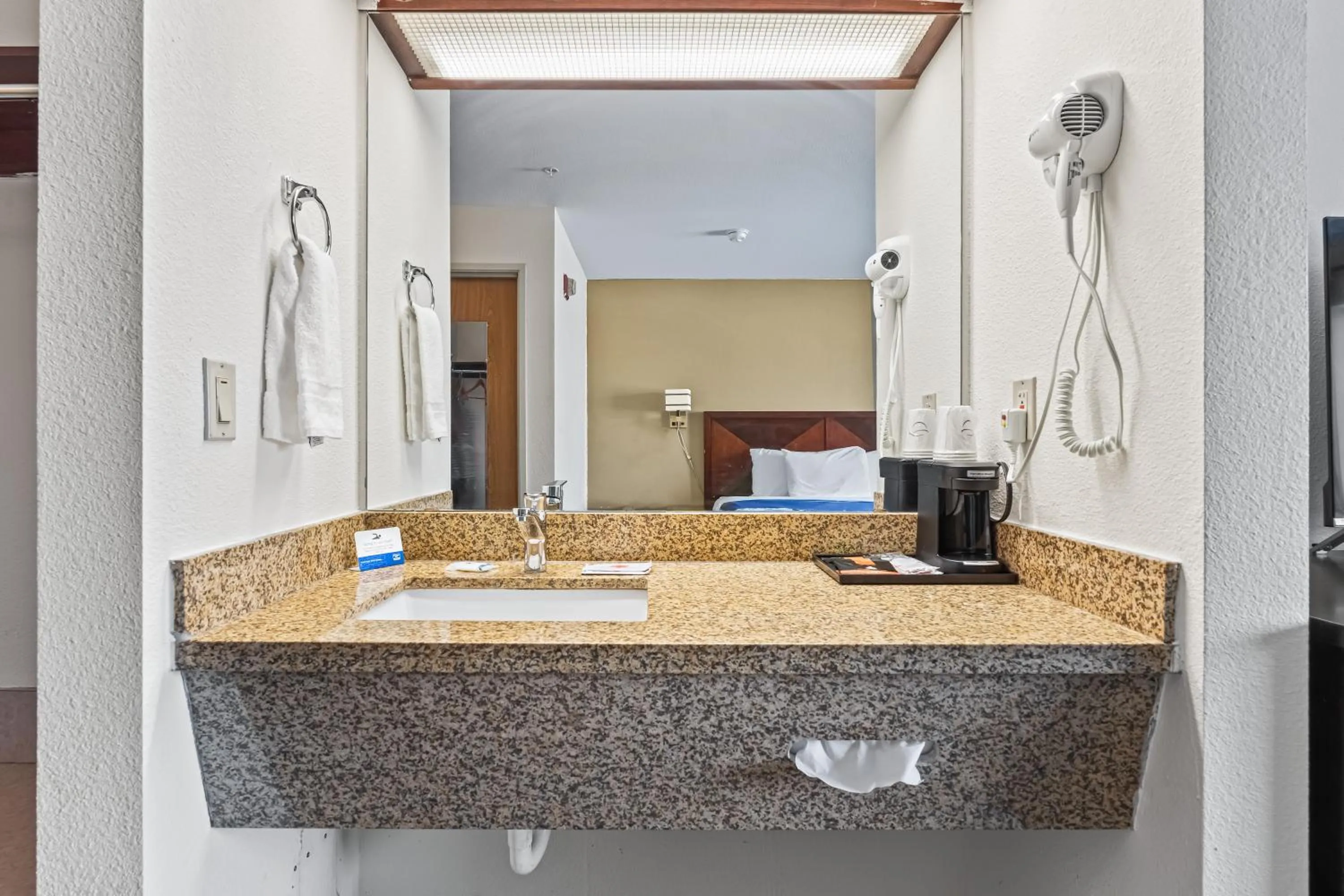 Bathroom in Rodeway Inn & Suites Nampa