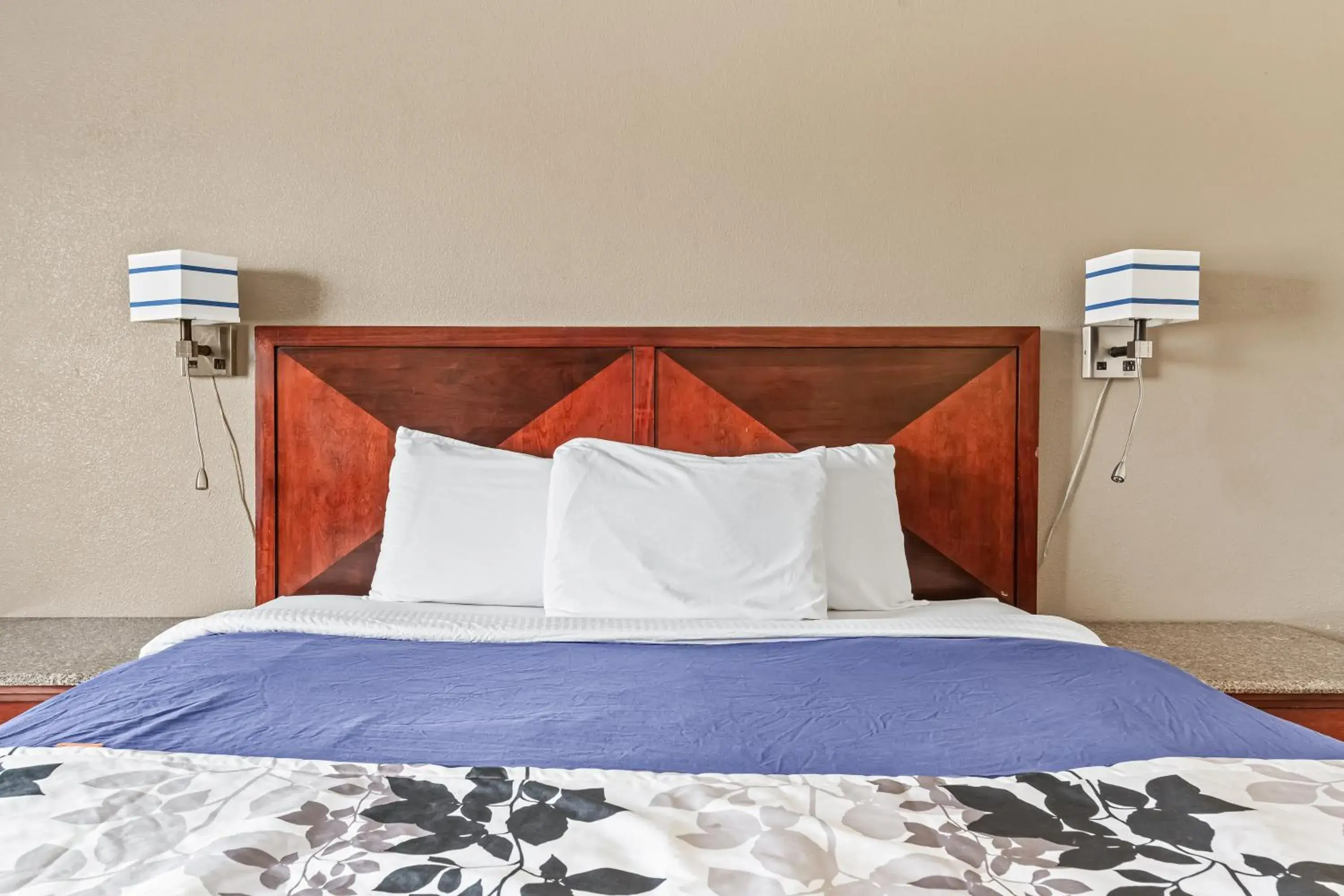 Bedroom, Bed in Rodeway Inn & Suites Nampa Bedroom, Bed in Rodeway Inn & Suites Nampa