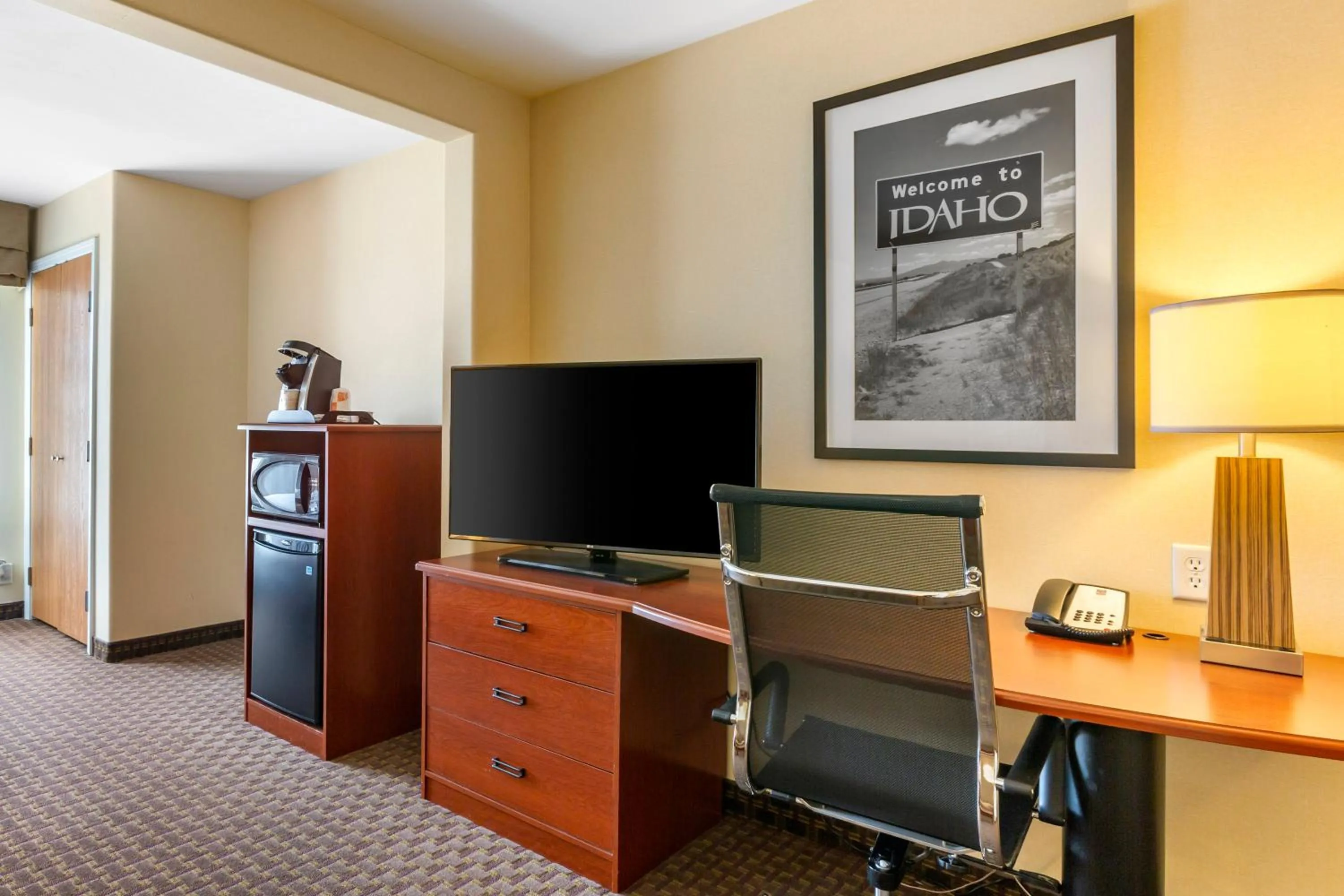 King Room with Walk-in Shower - Non-Smoking/Pet-Friendly in Garner Hotel Idaho Falls Southwest by IHG