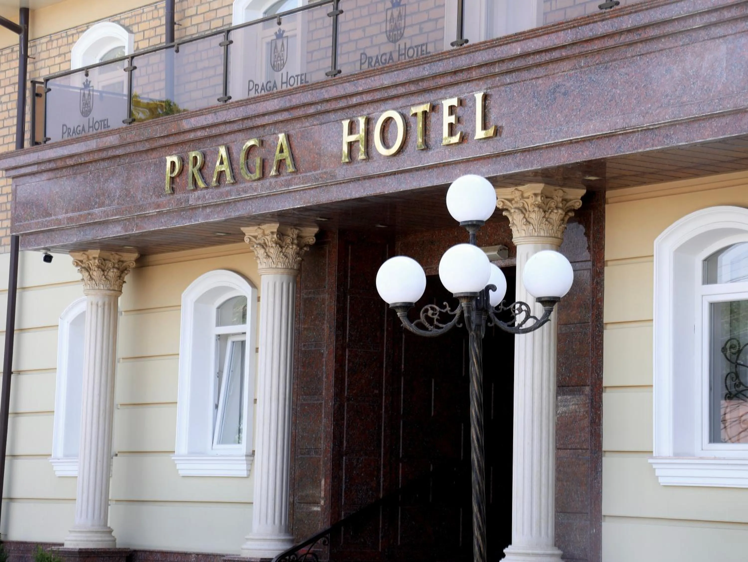 Facade/entrance in Praga Hotel