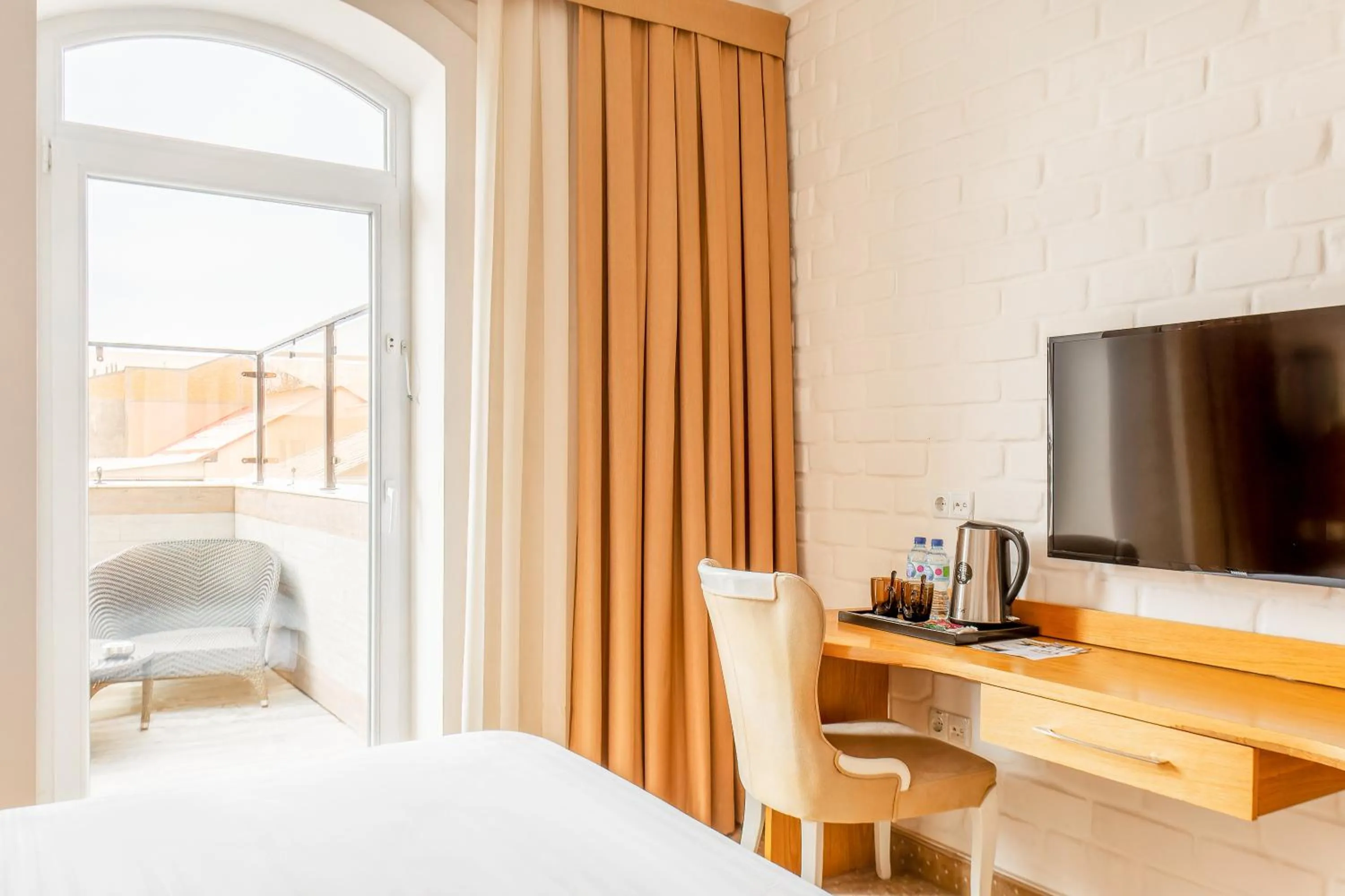 Balcony/Terrace, Bed in Praga Hotel