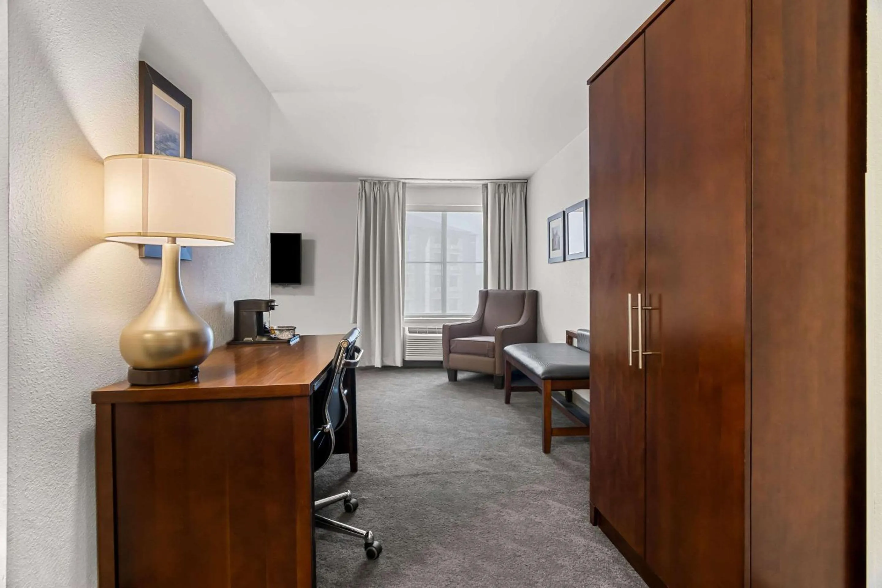 Bedroom, Bed in Comfort Inn & Suites near Tinley Park Amphitheater