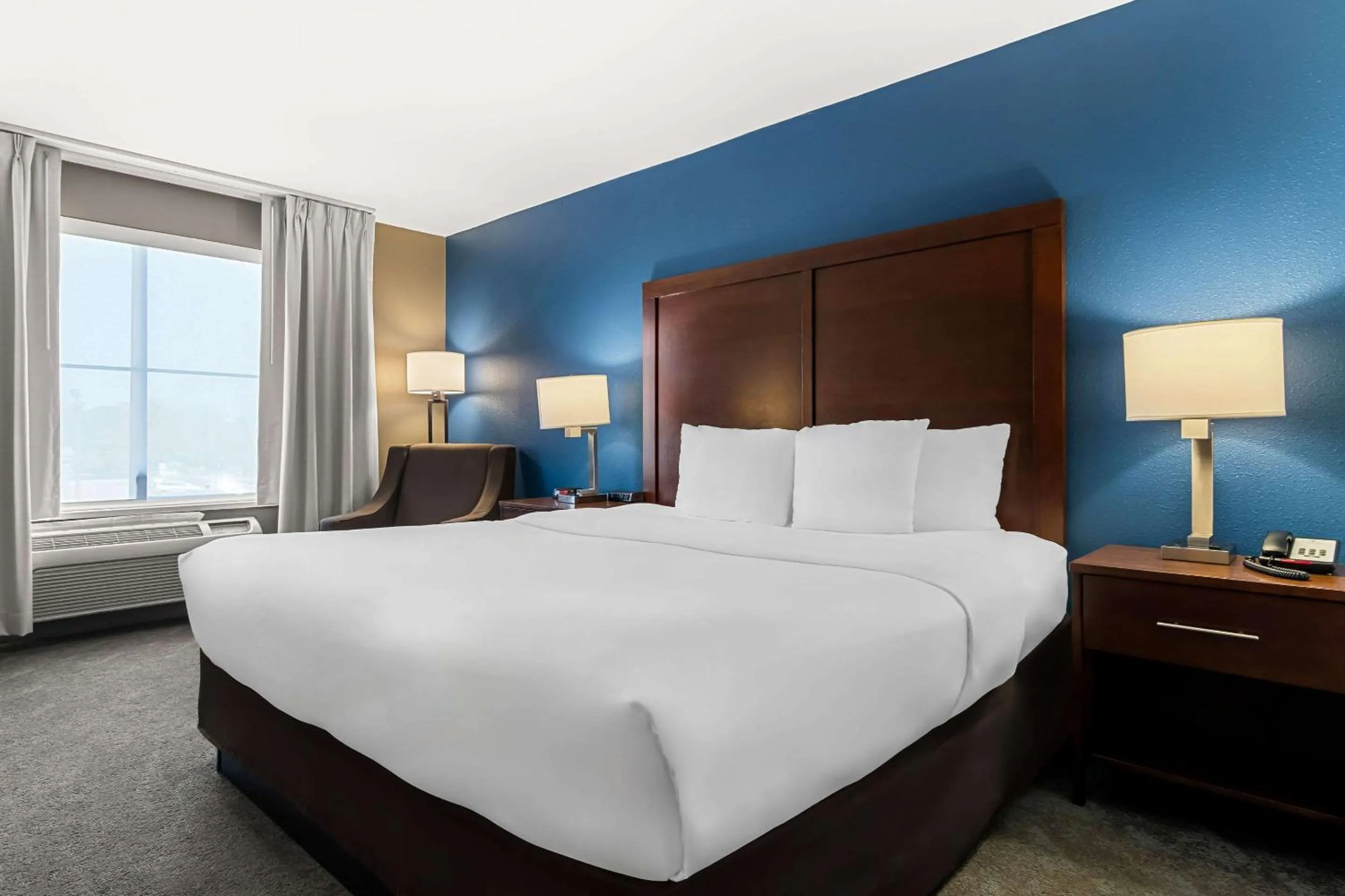Bedroom, Bed in Comfort Inn & Suites near Tinley Park Amphitheater