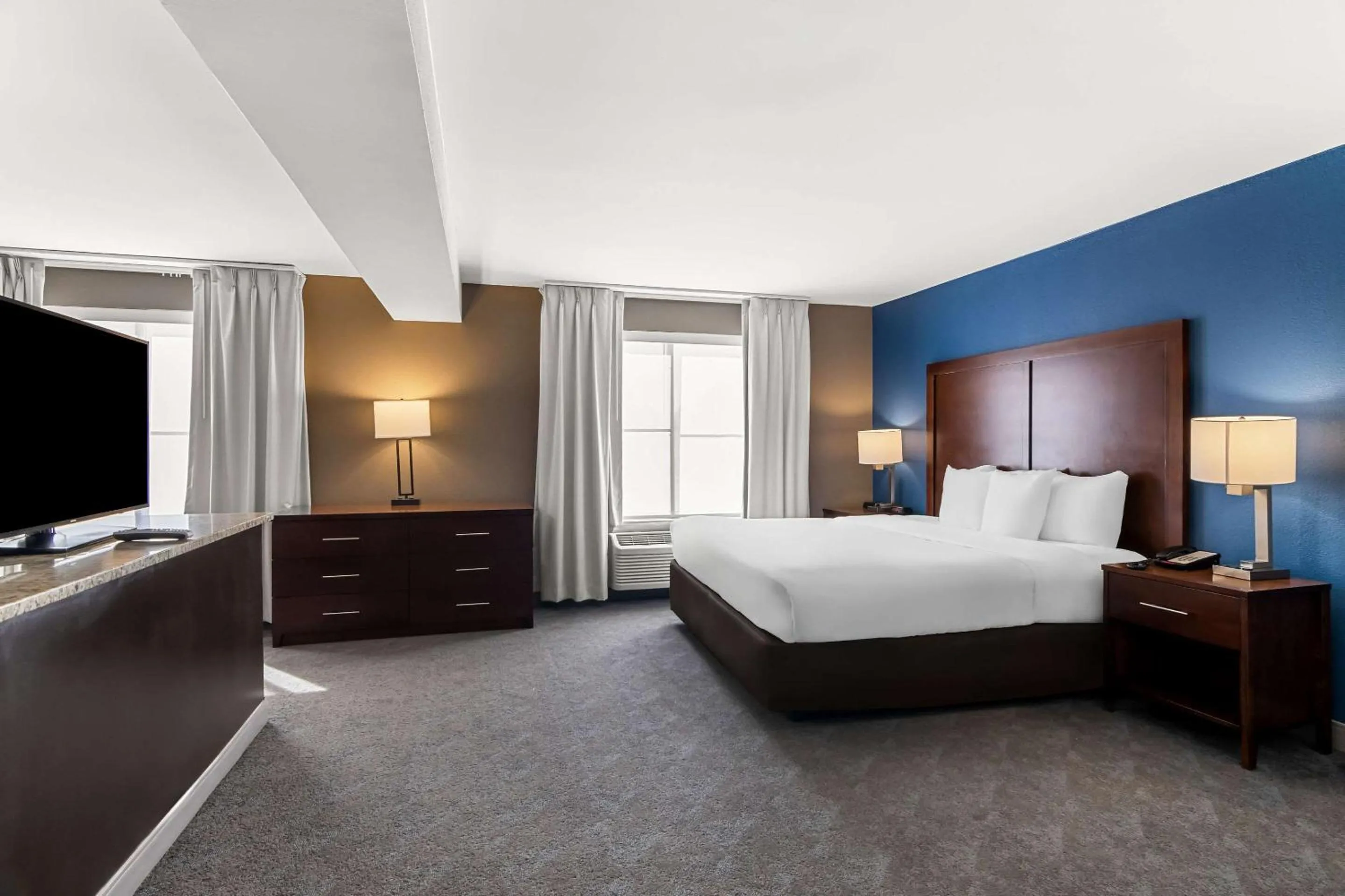 Bedroom, Bed in Comfort Inn & Suites near Tinley Park Amphitheater