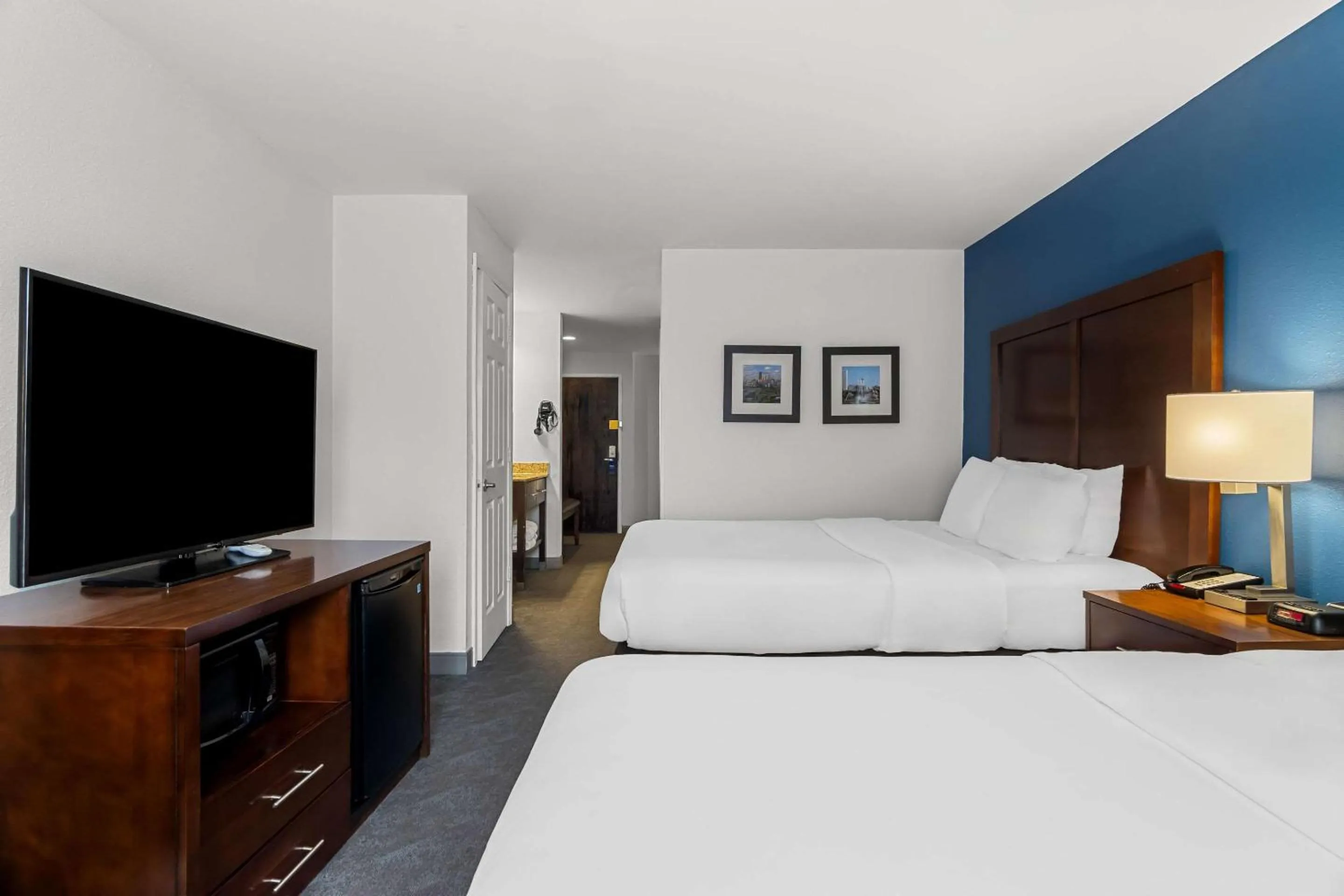 Bedroom, Bed in Comfort Inn & Suites near Tinley Park Amphitheater