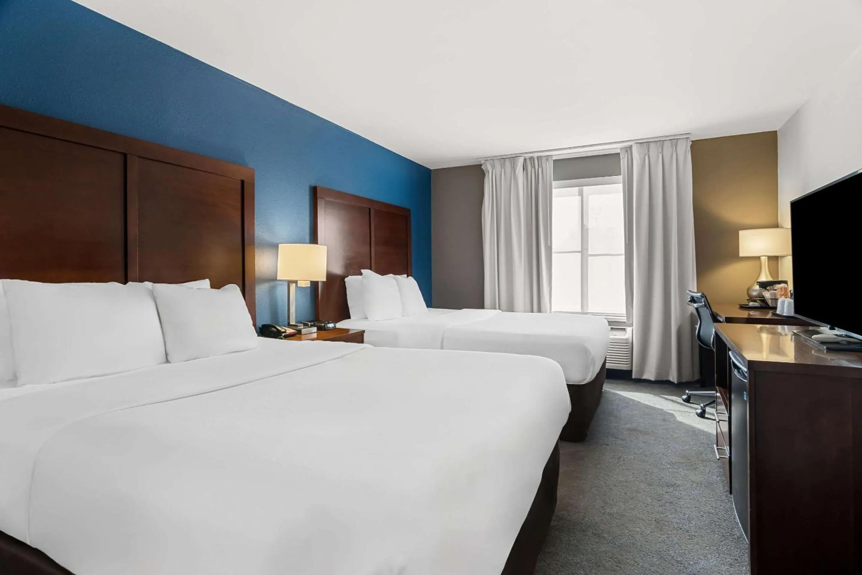 Bedroom, Bed in Comfort Inn & Suites near Tinley Park Amphitheater