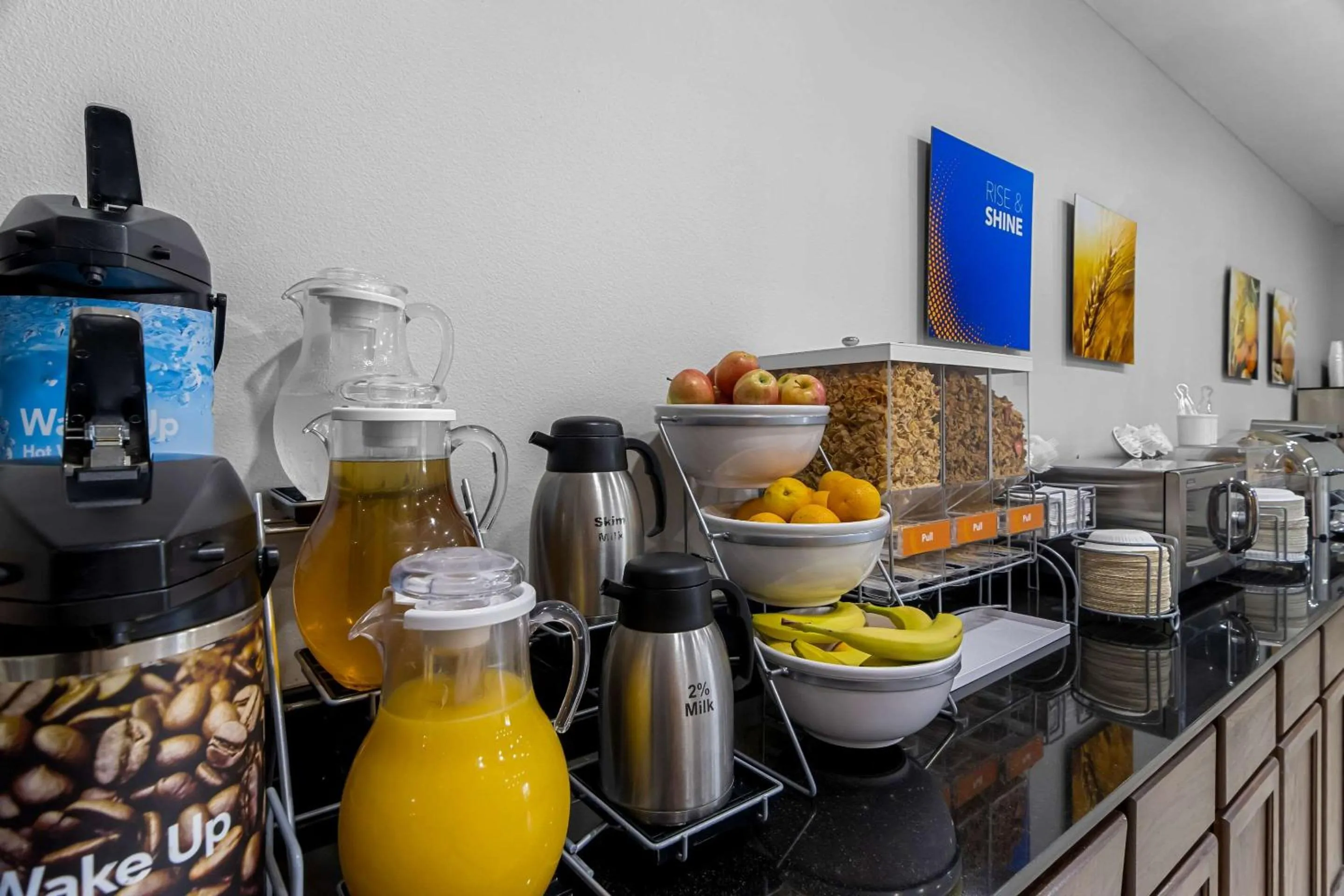 Breakfast in Comfort Inn & Suites near Tinley Park Amphitheater