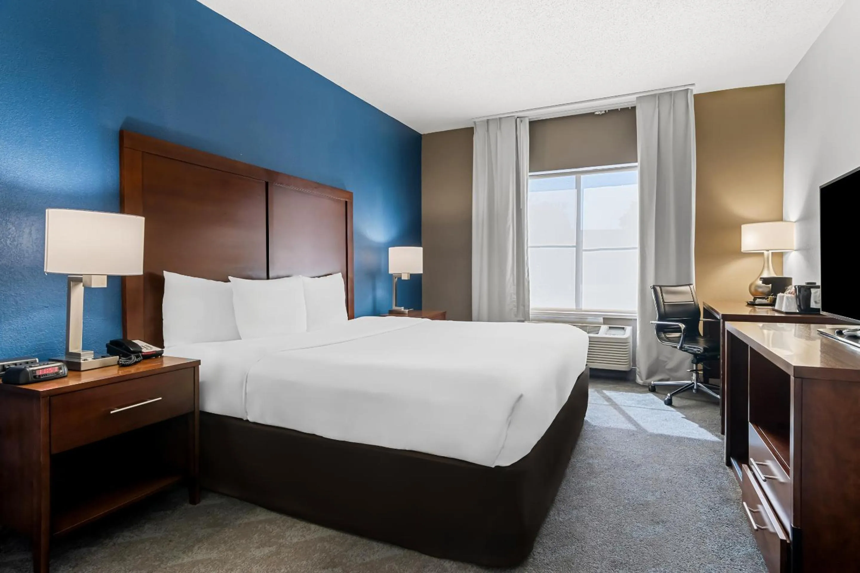 Bed in Comfort Inn & Suites near Tinley Park Amphitheater