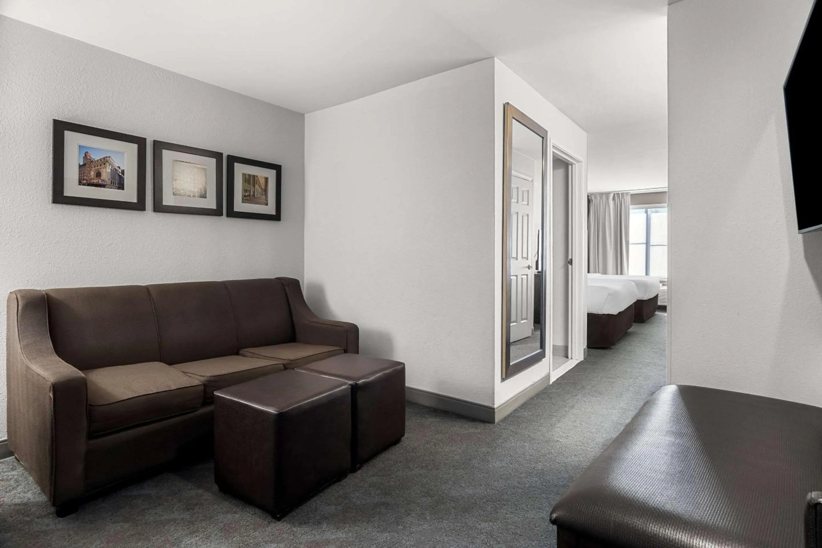 Bedroom in Comfort Inn & Suites near Tinley Park Amphitheater