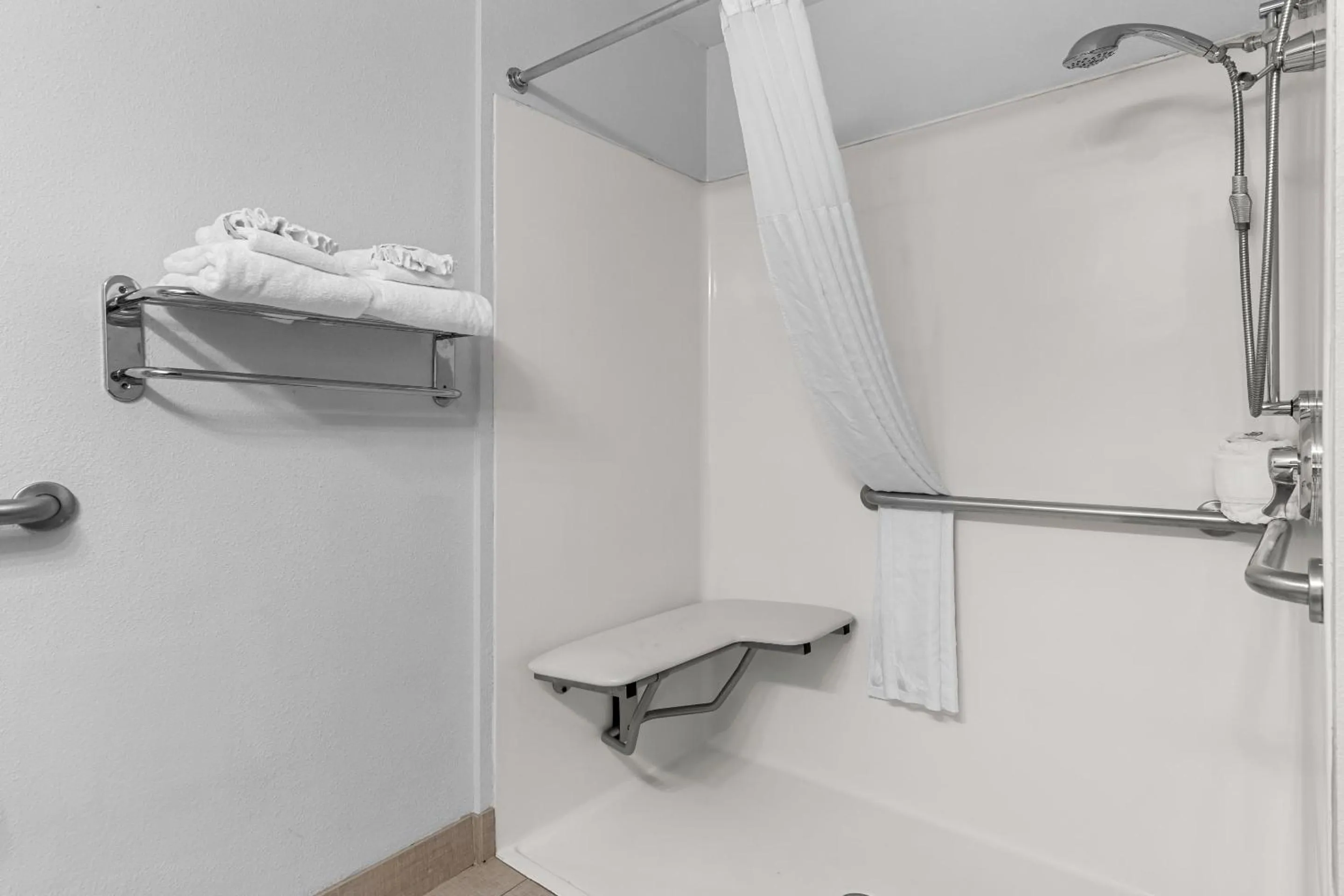 Comfort Inn & Suites near Tinley Park Amphitheater