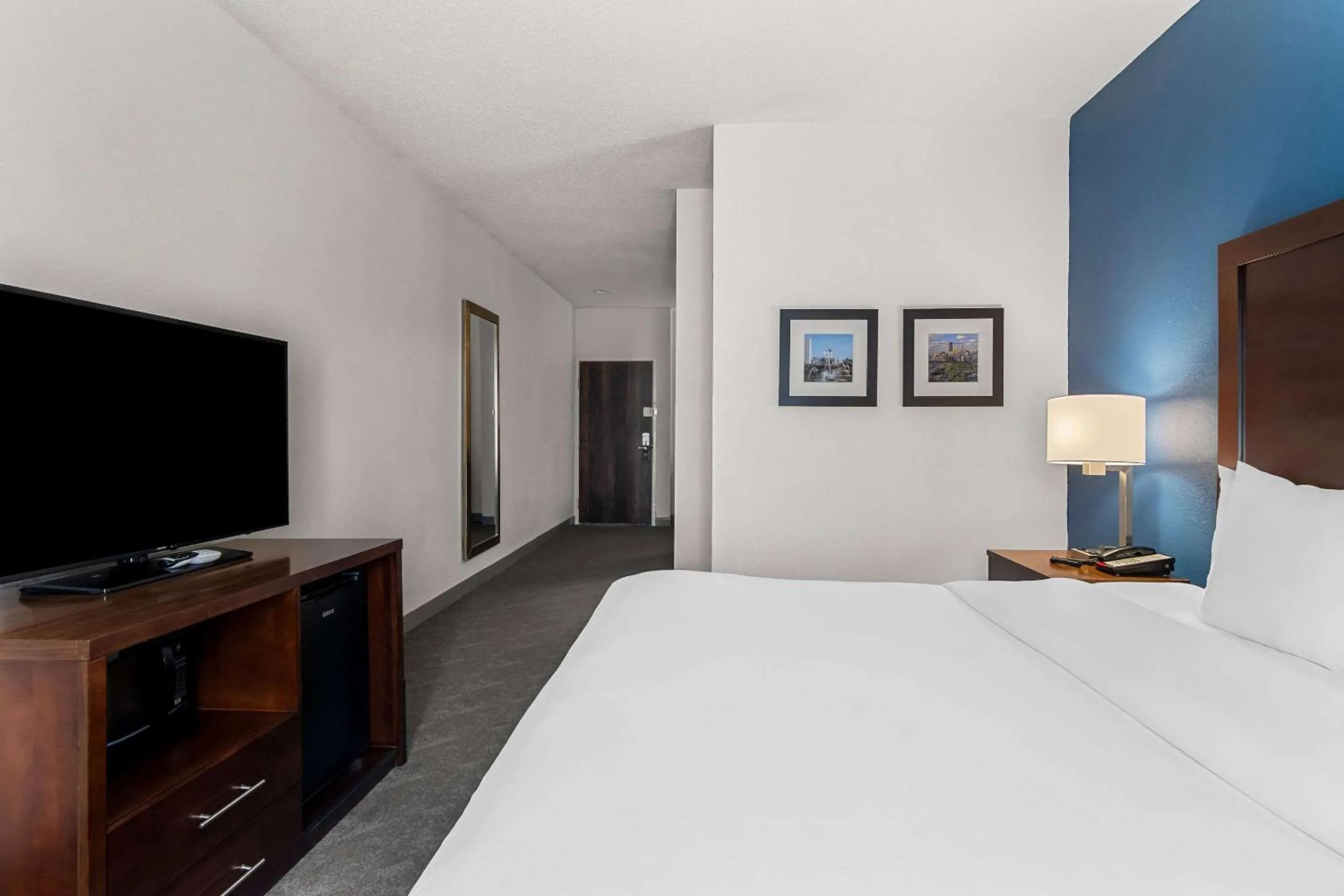 Bedroom, Bed in Comfort Inn & Suites near Tinley Park Amphitheater