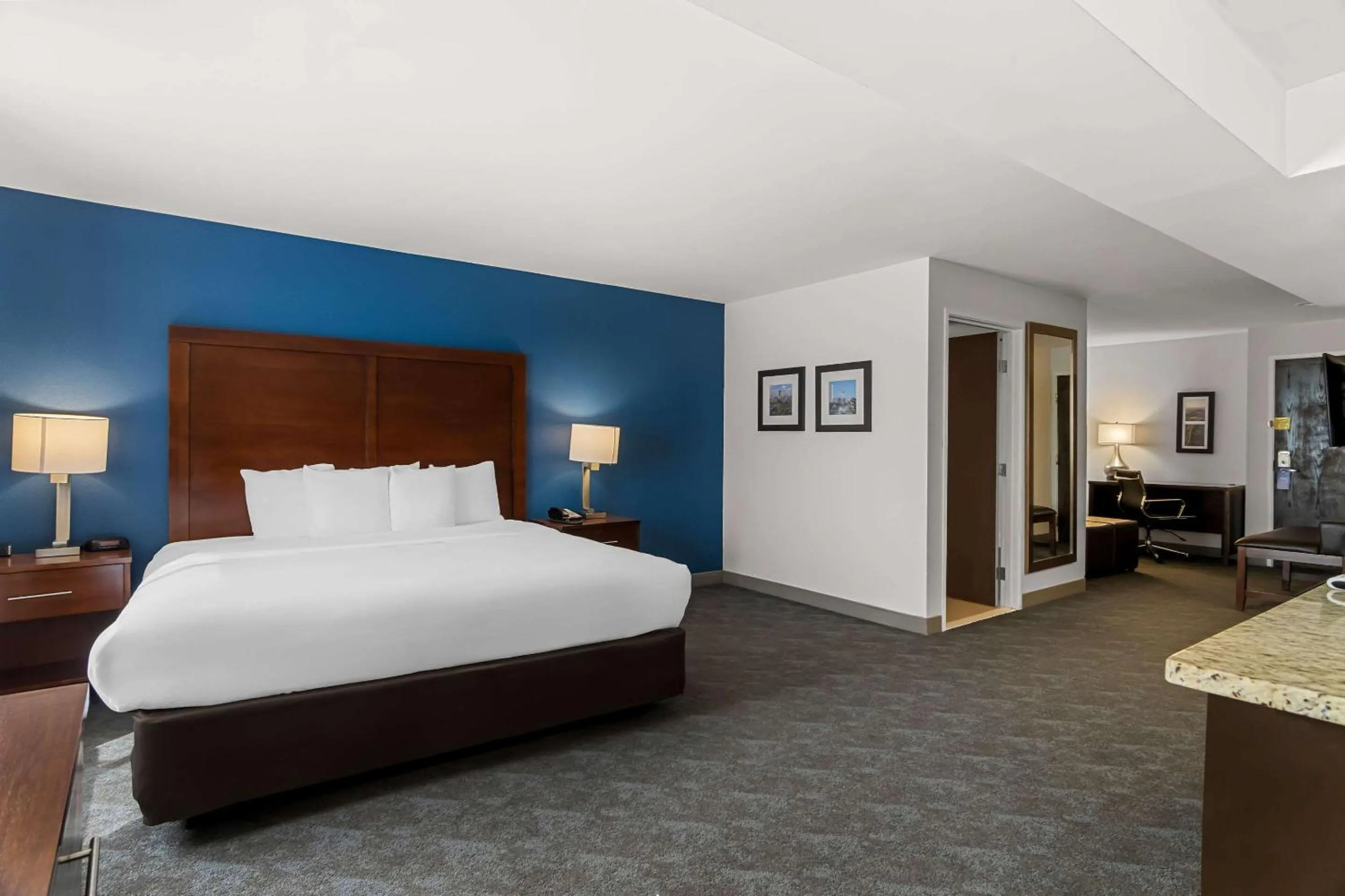 Bedroom, Bed in Comfort Inn & Suites near Tinley Park Amphitheater