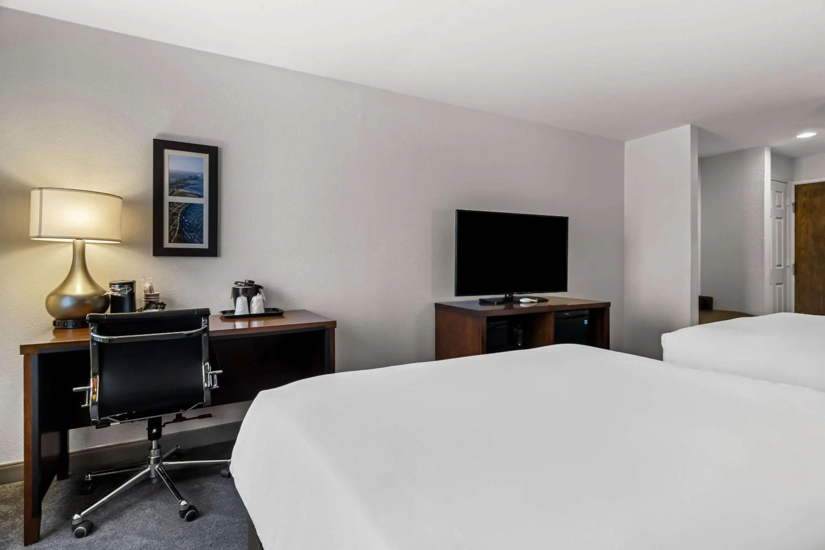 Bedroom, Bed in Comfort Inn & Suites near Tinley Park Amphitheater